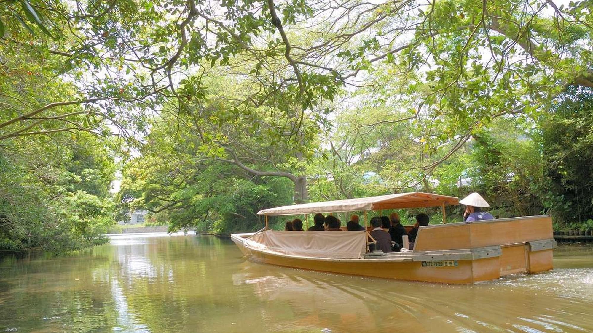 [Horikawa Pleasure Boat] Take a walk around Horikawa around Matsue Castle from the boat. You can enjoy the four seasons and emotions of Matsue.