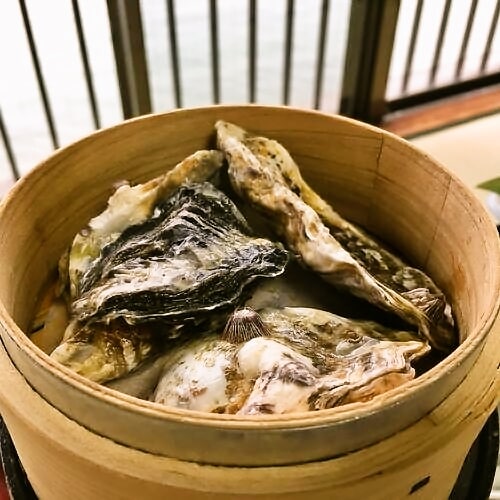Gambar memasak (tiram Hiroshima kukus dalam kapal uap bambu)