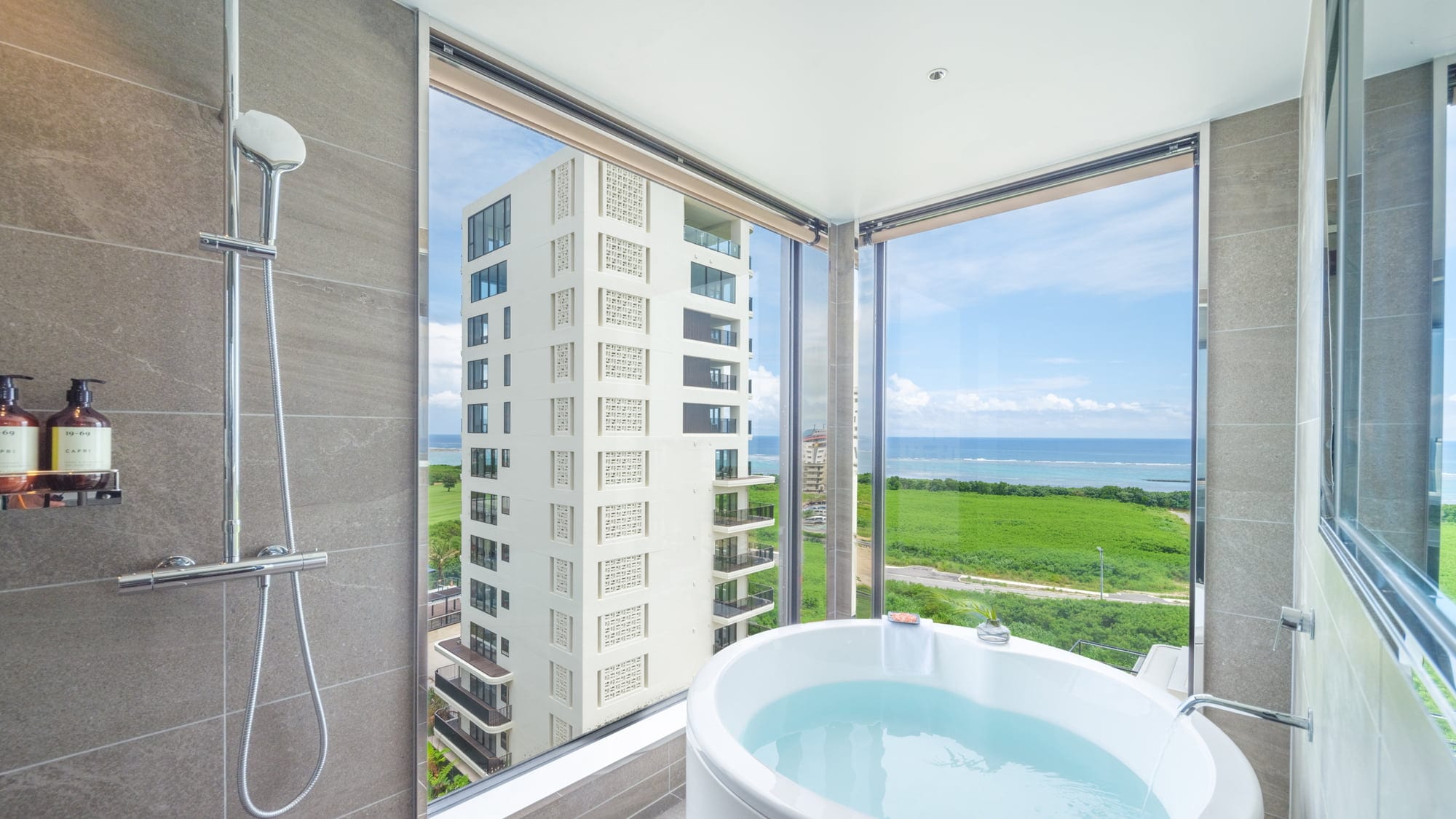 Deluxe bunk with jacuzzi (ocean view)