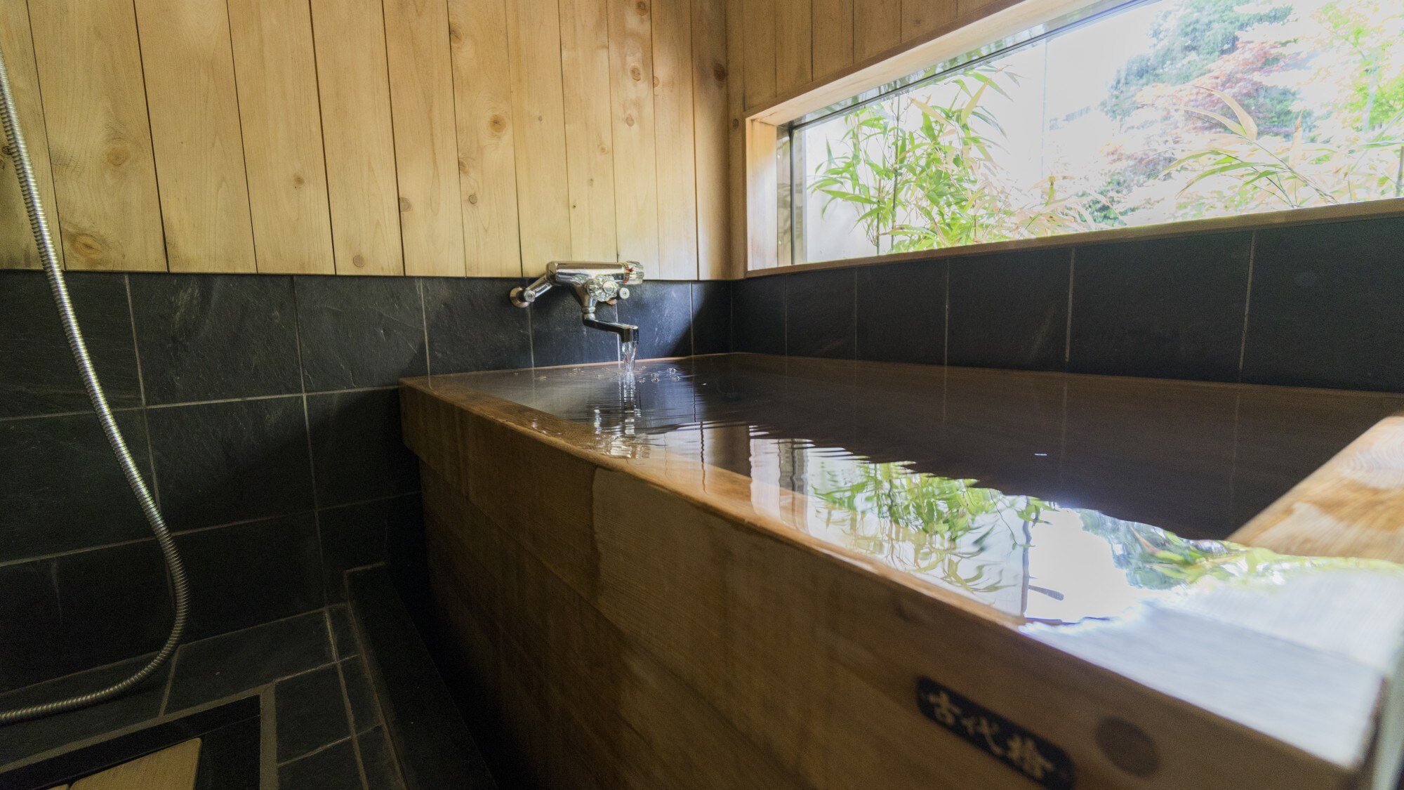 ◆ Japanese garden side ◆ Hinoki bath in a special room