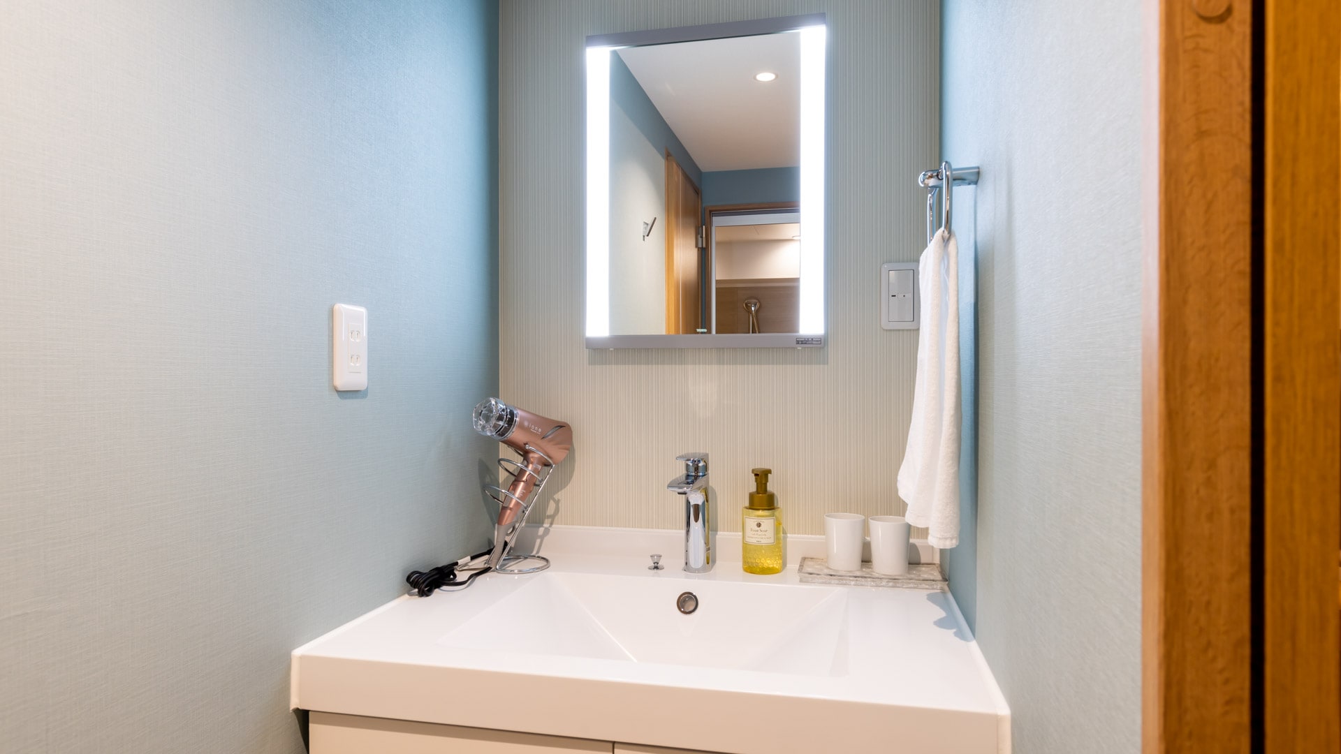 Newly introduced in March 2023, twin rooms with separate bath and toilet♪Comfortable with a separate washbasin♪Equipped with an ion dryer as standard
