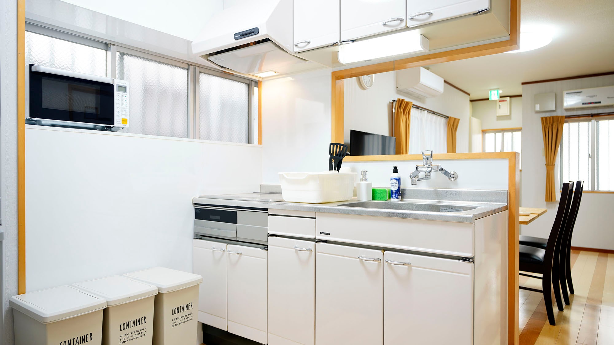 ・Room 301: Kitchen with a facing wall