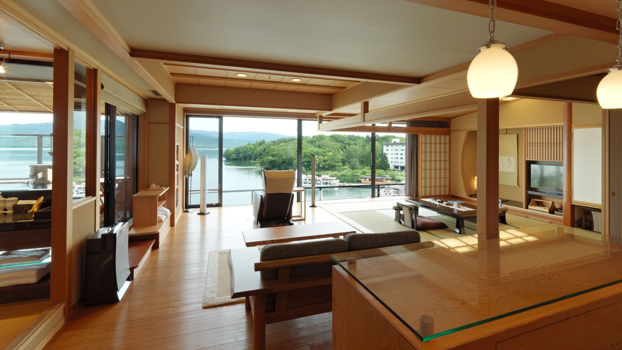 [帶露天浴池，湖邊] Koza Suite（客房示例）/您可以從大窗戶欣賞阿寒湖的壯麗景色。