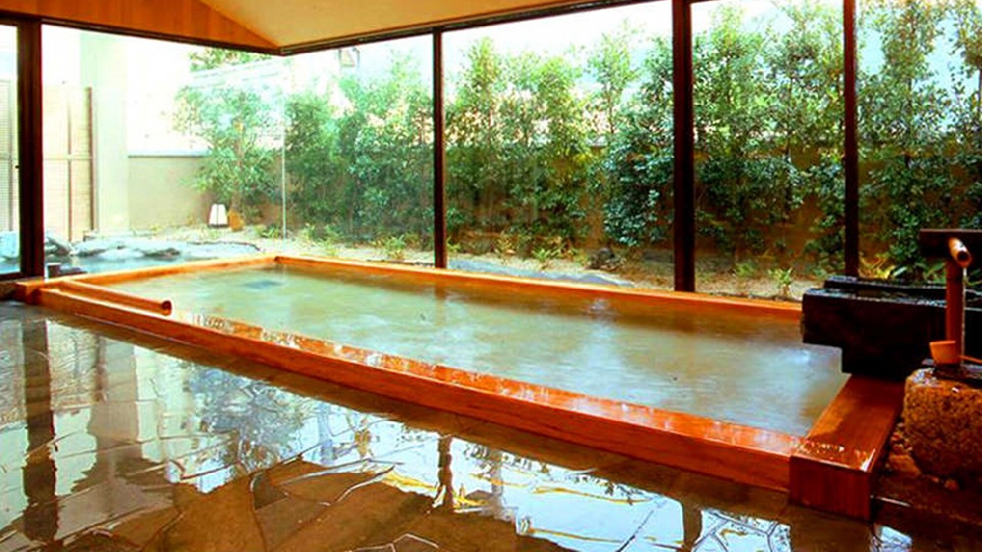 [Hot spring] Large public baths for men and women. The hot spring water is drawn directly from the source, so you can enjoy the freshness of the water.
