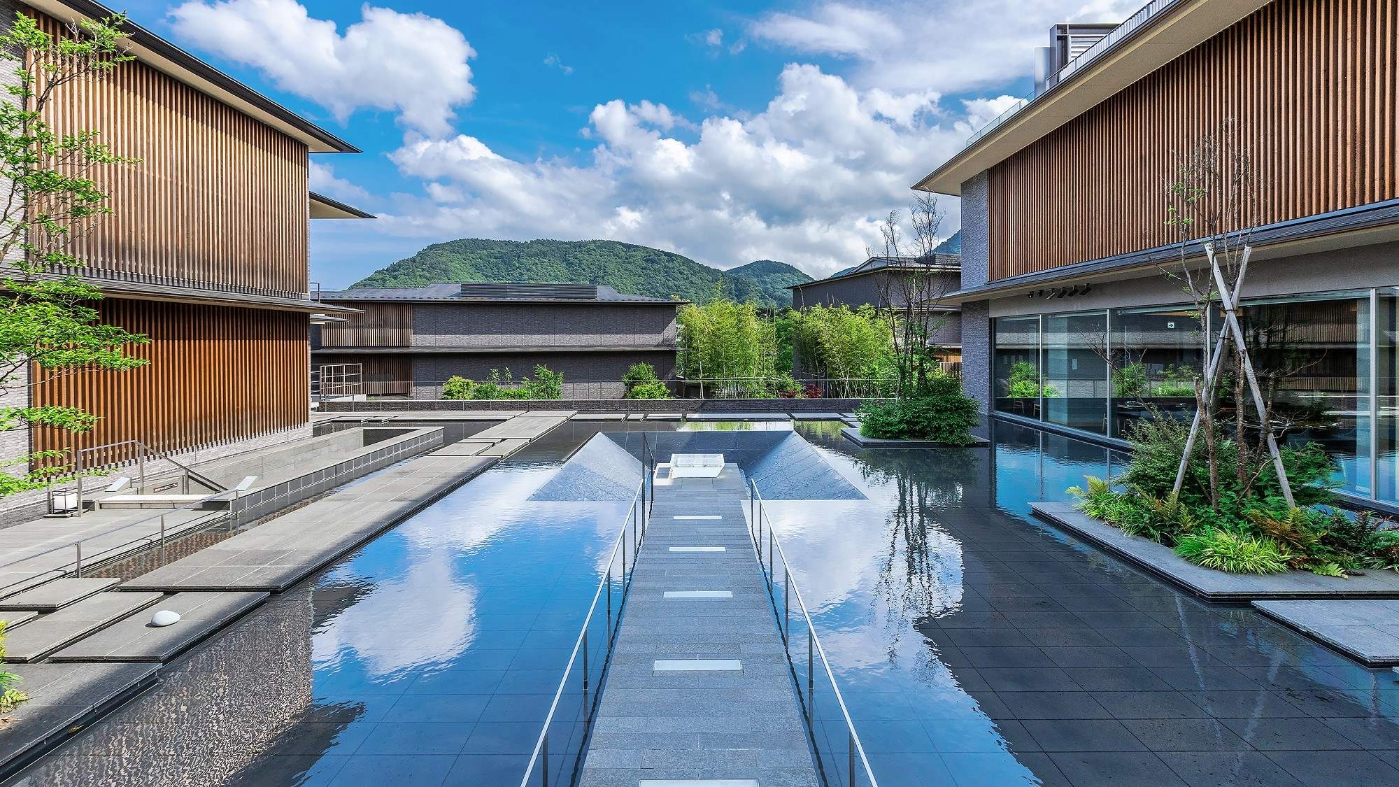 ◆水のテラス｜流れる水が奏でる音色に癒される「箱根・強羅 佳ら久」のシグネチャーテラス。