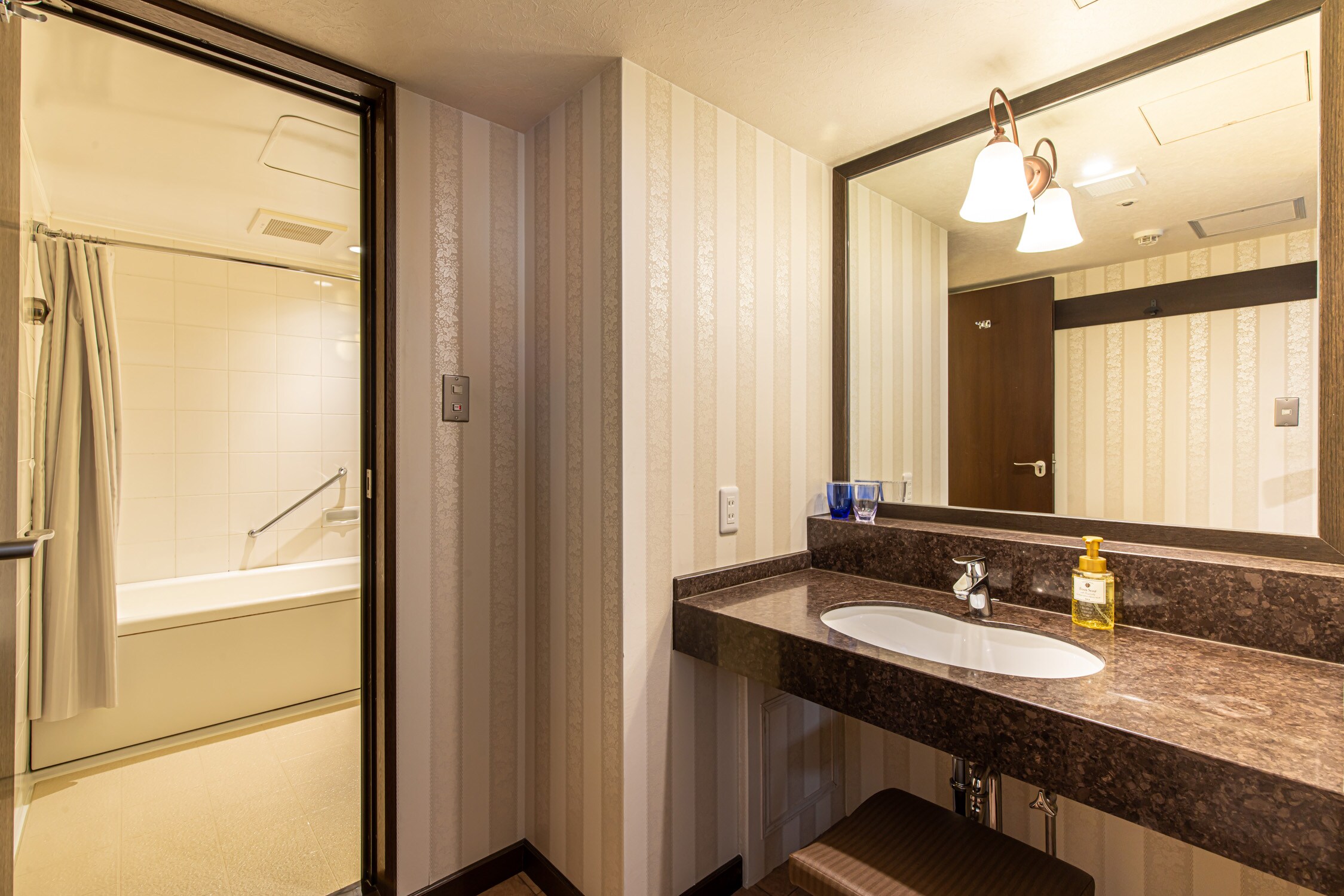 Premier King Room Powder Room
