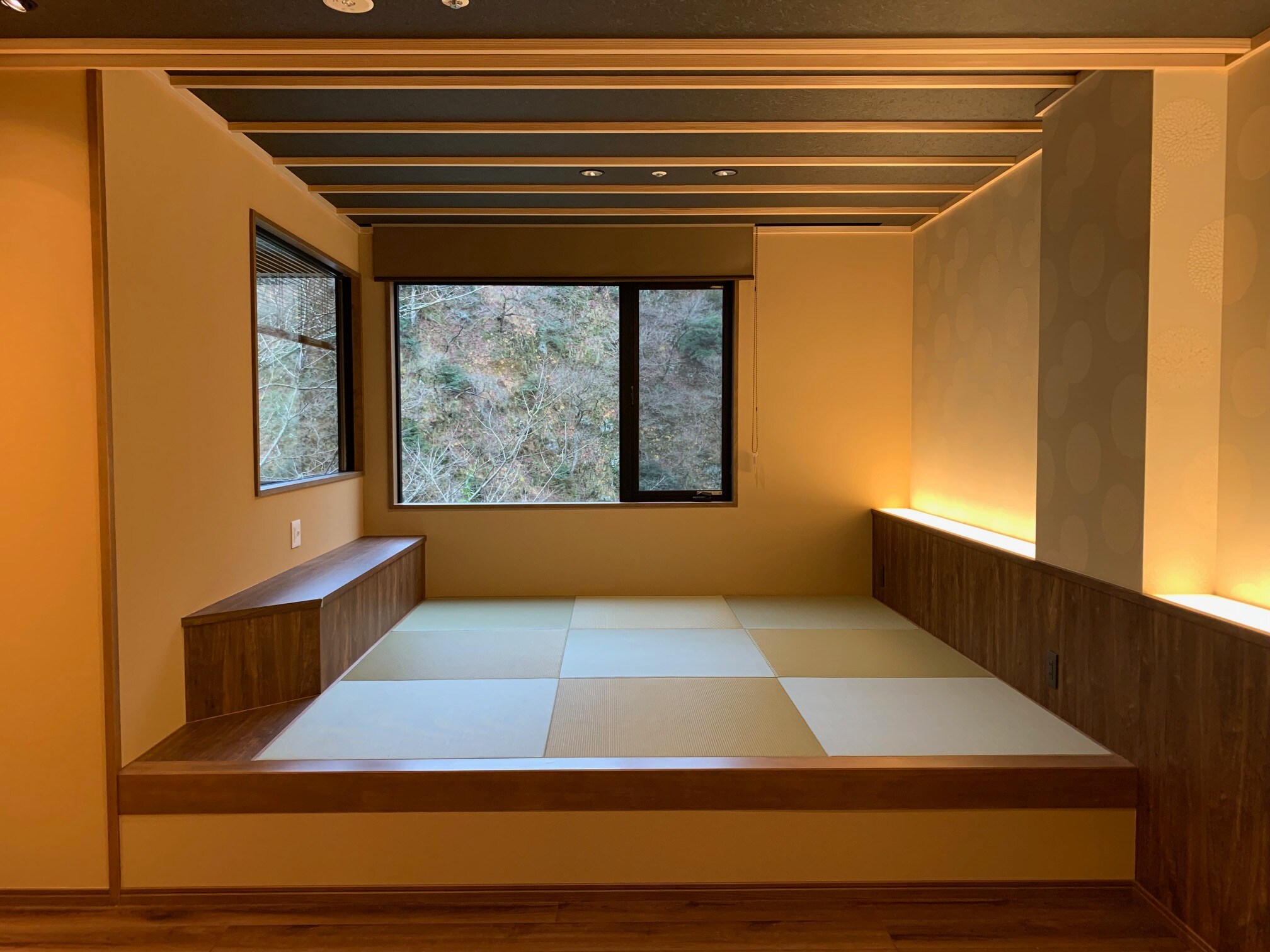 日式西式房間內部，設有露天浴池