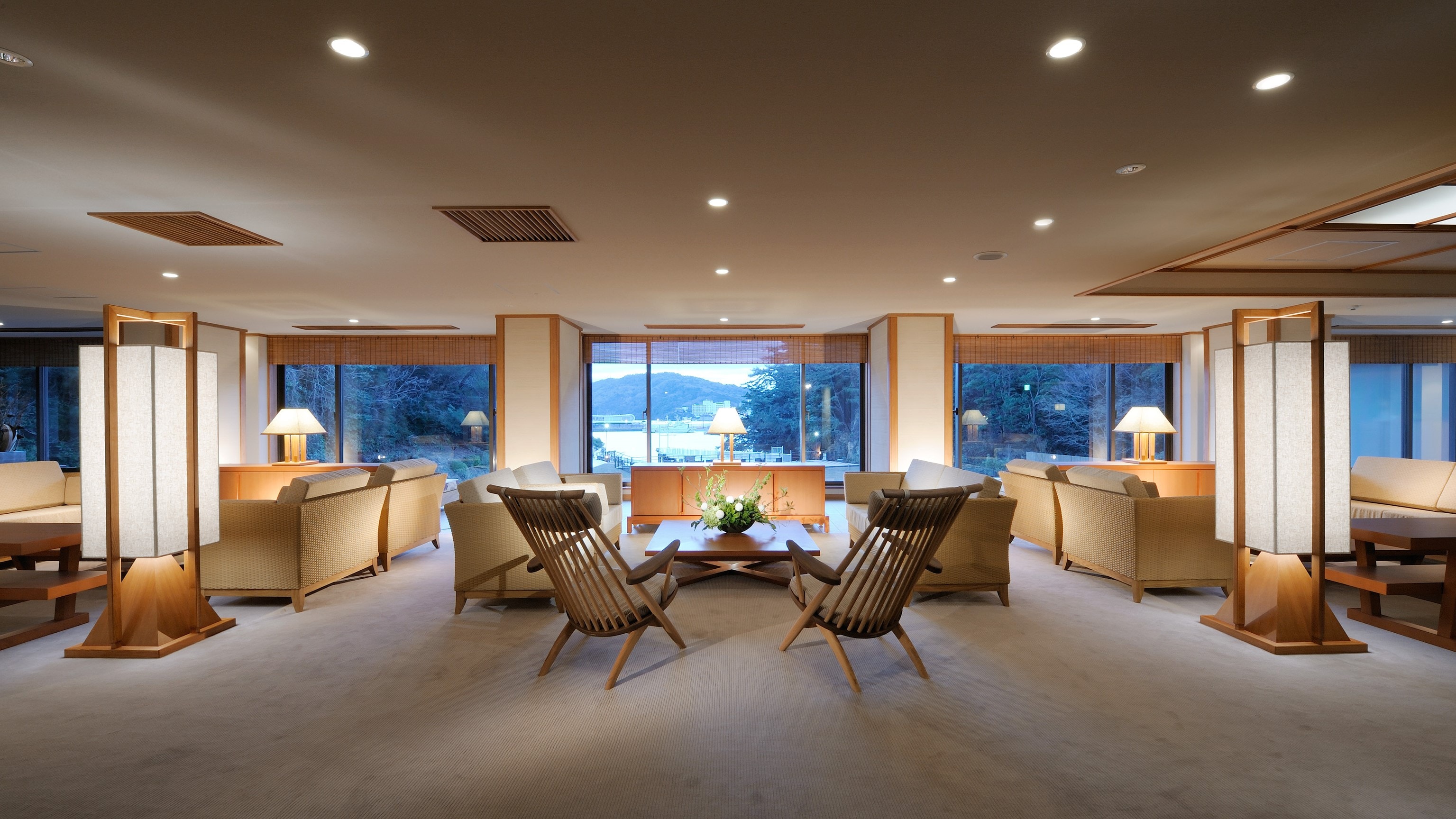 [Lobby Lounge "Cha no Kaori"] You can relax and enjoy the beautiful scenery of Toba Bay and the lush gardens.