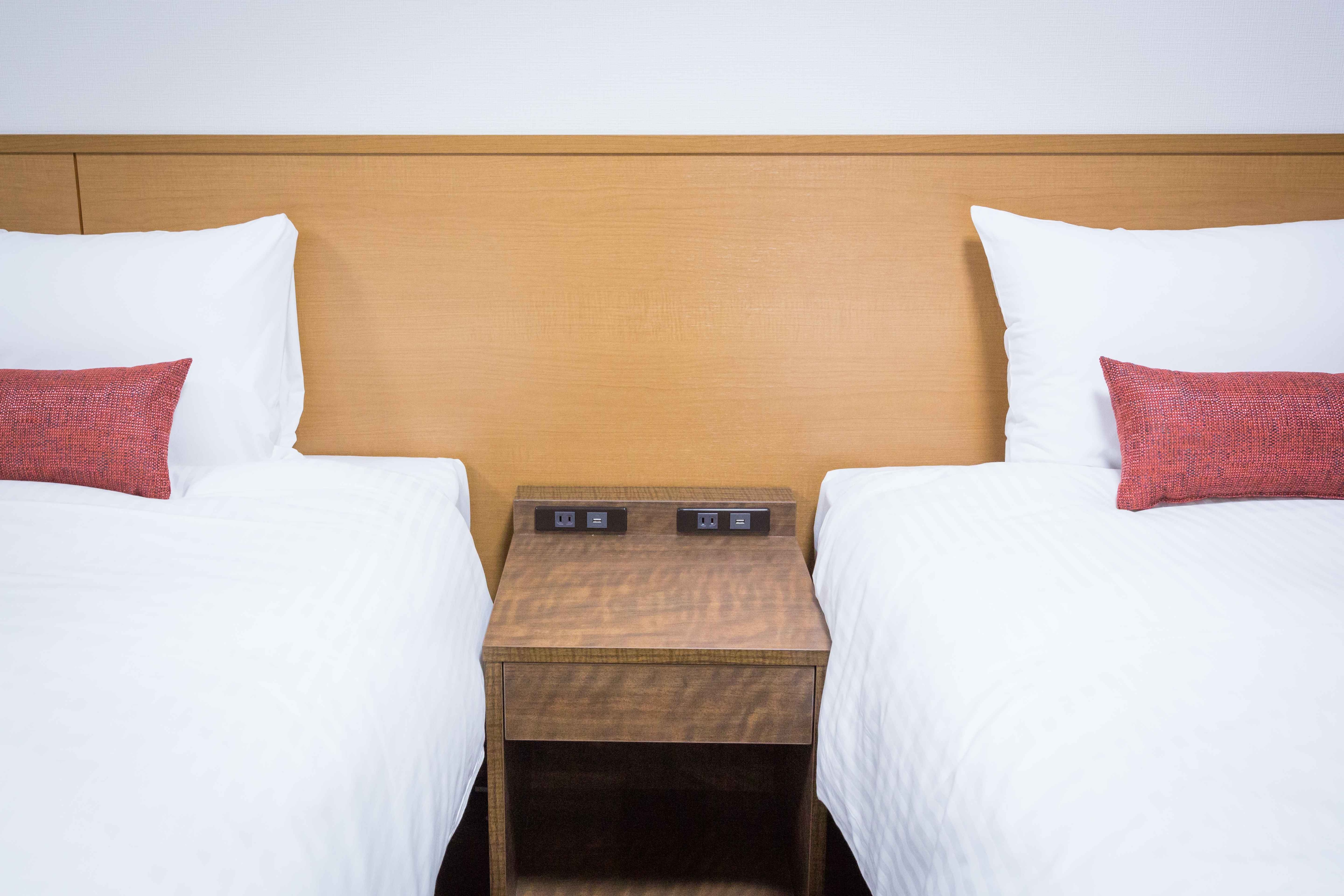 모든 침대의 베개에는 전원과 USB 콘센트 설치. 스마트 폰이 둘 수있는 공간도 수중에서 안심.