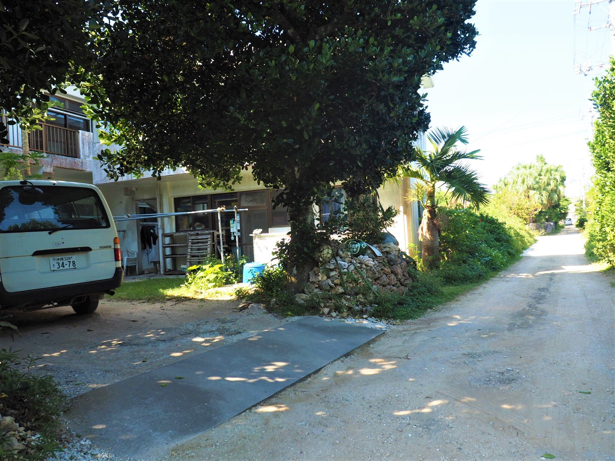 Trước nhà khách