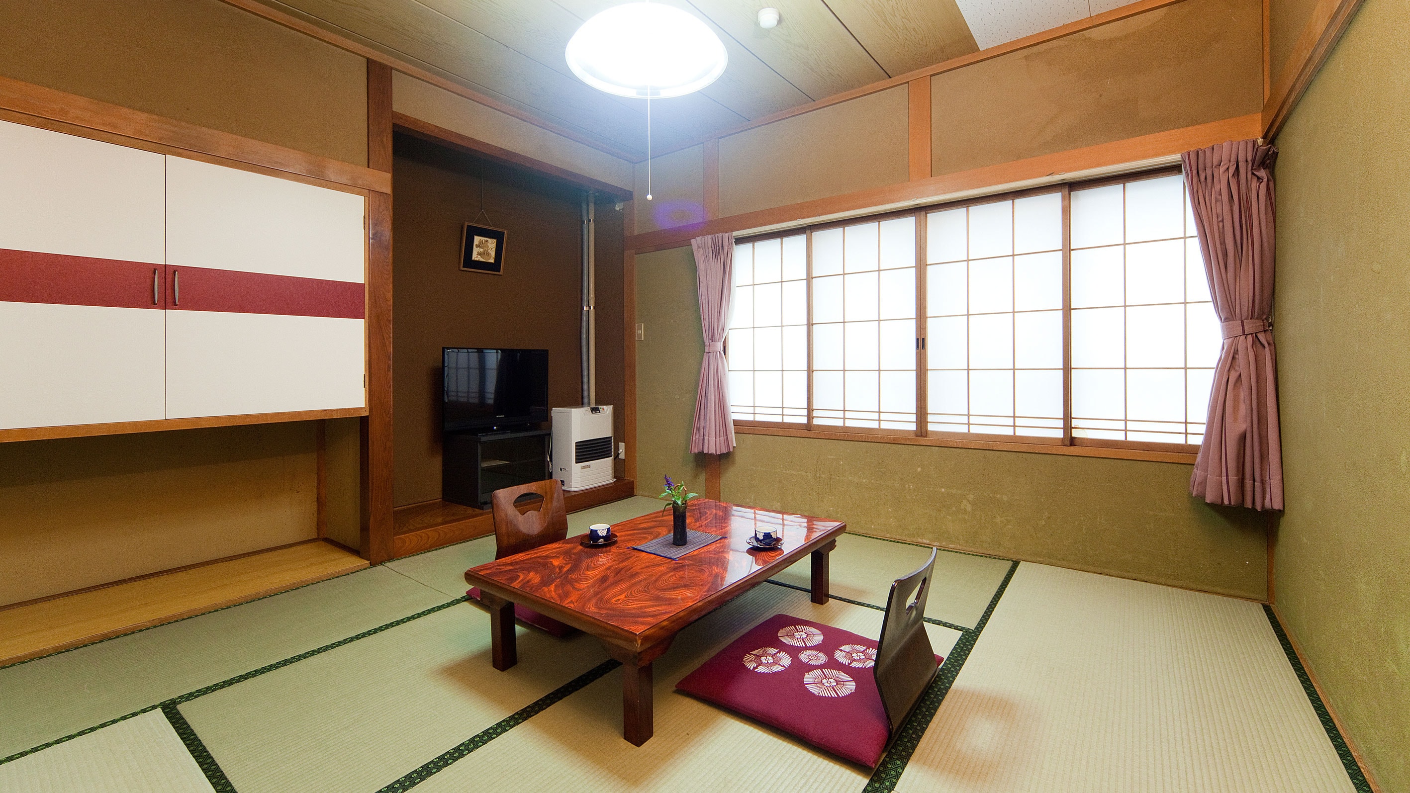 *[Guest room/Main building 8 tatami mats] Please relax and unwind.