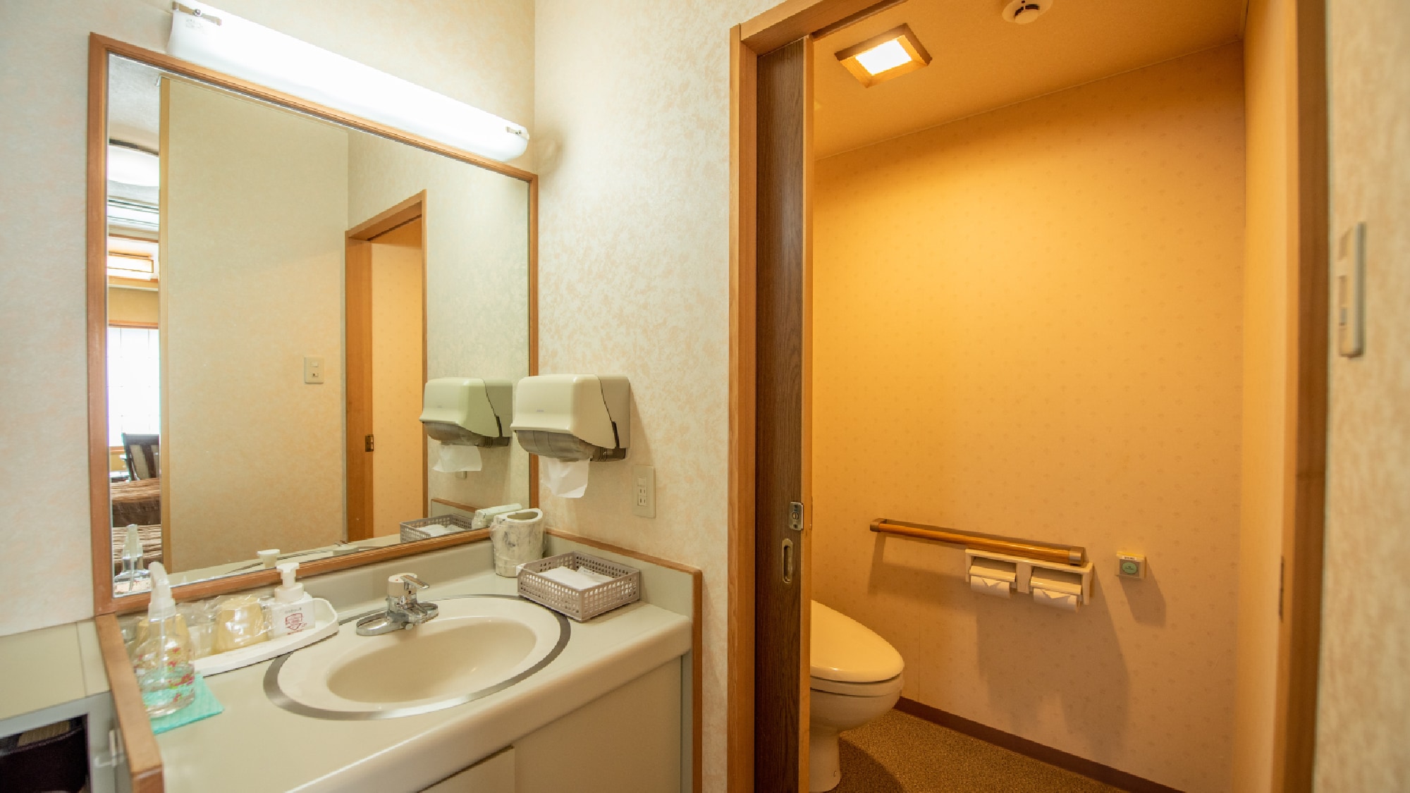 ・Barrier-free room “Toki no Ma” Japanese-style room 4.5 tatami mats + bedroom 4 tatami mats