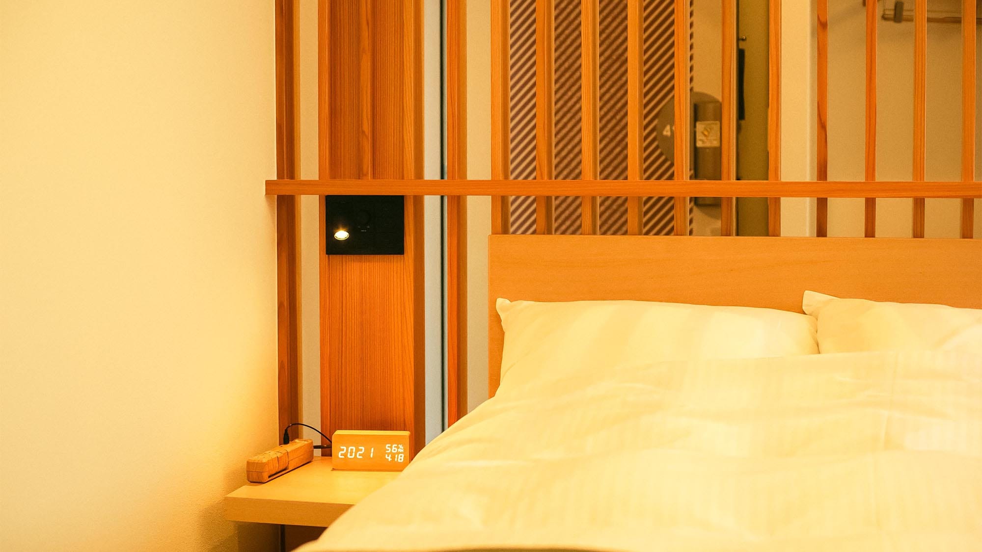 ・[Workcation Room] A room with a relaxing atmosphere and the scent of wood.