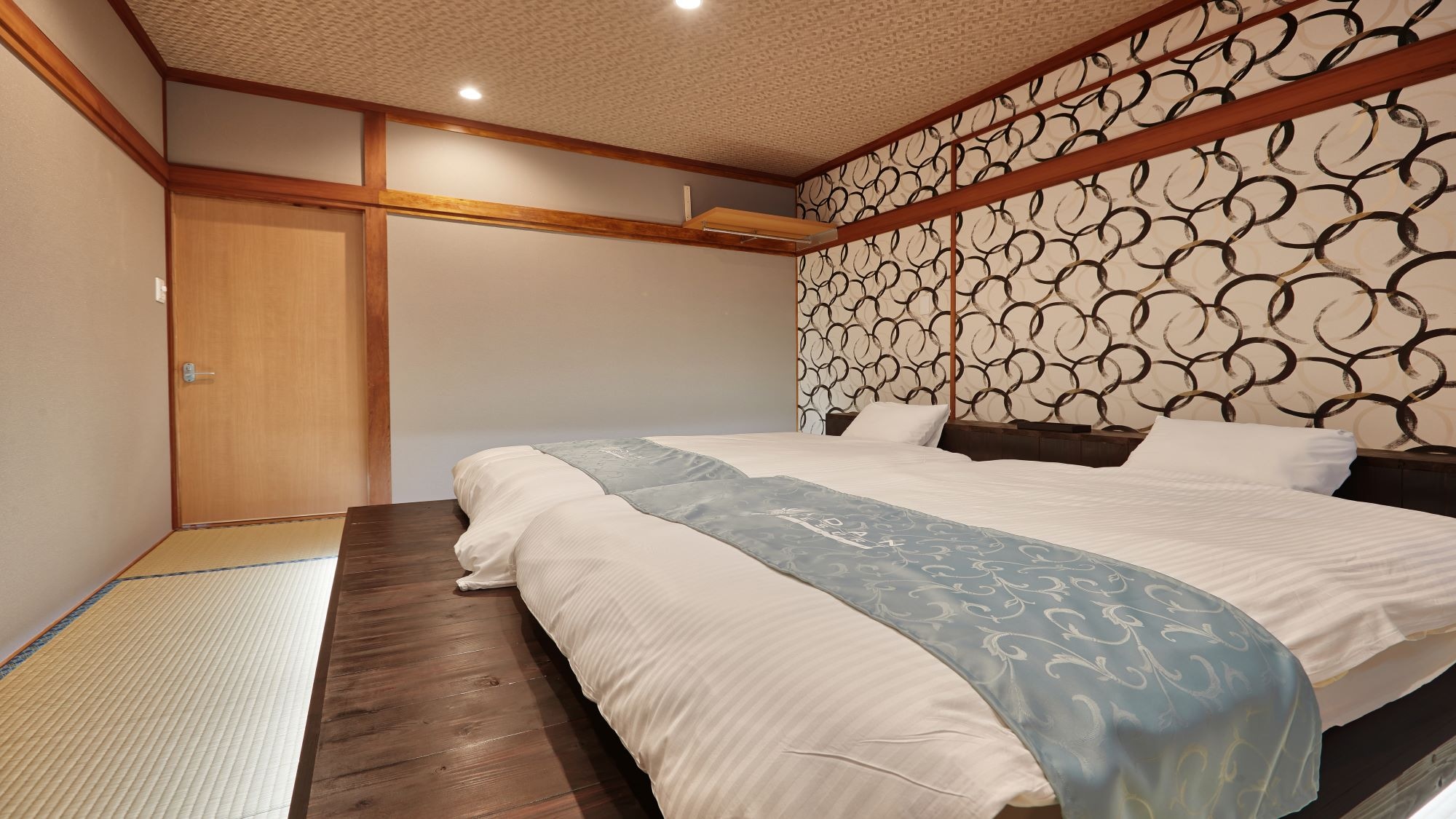 This is a twin bedroom with tatami flooring.
