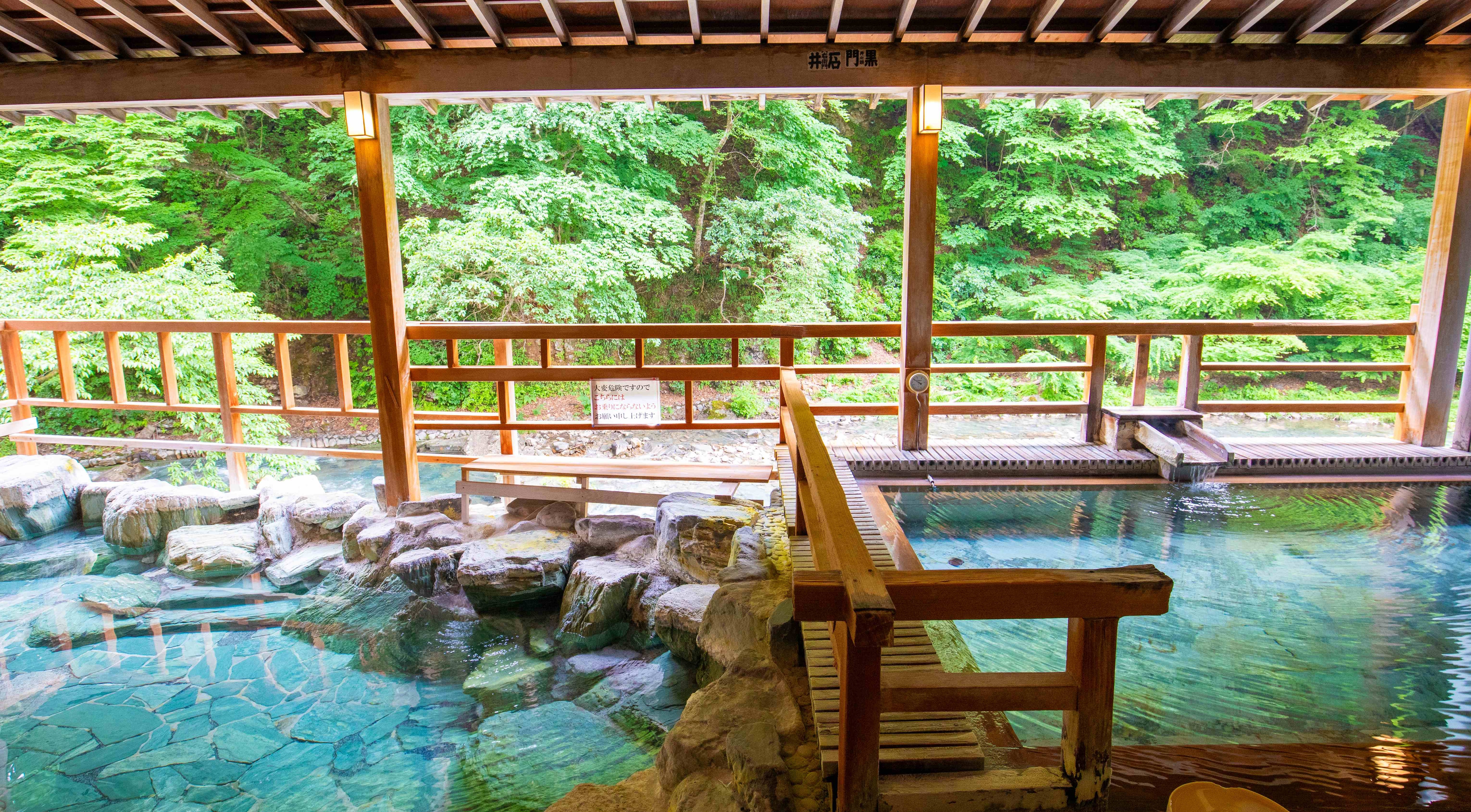 [Shimanagawa no Yu] features three baths with different atmospheres: the indoor bath, the central bath, and the garden bath.