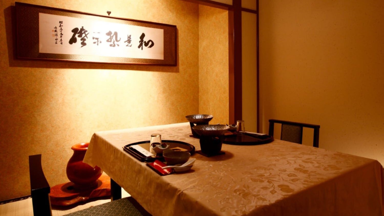 An example of a private dining room. Please enjoy your meal at your own pace.