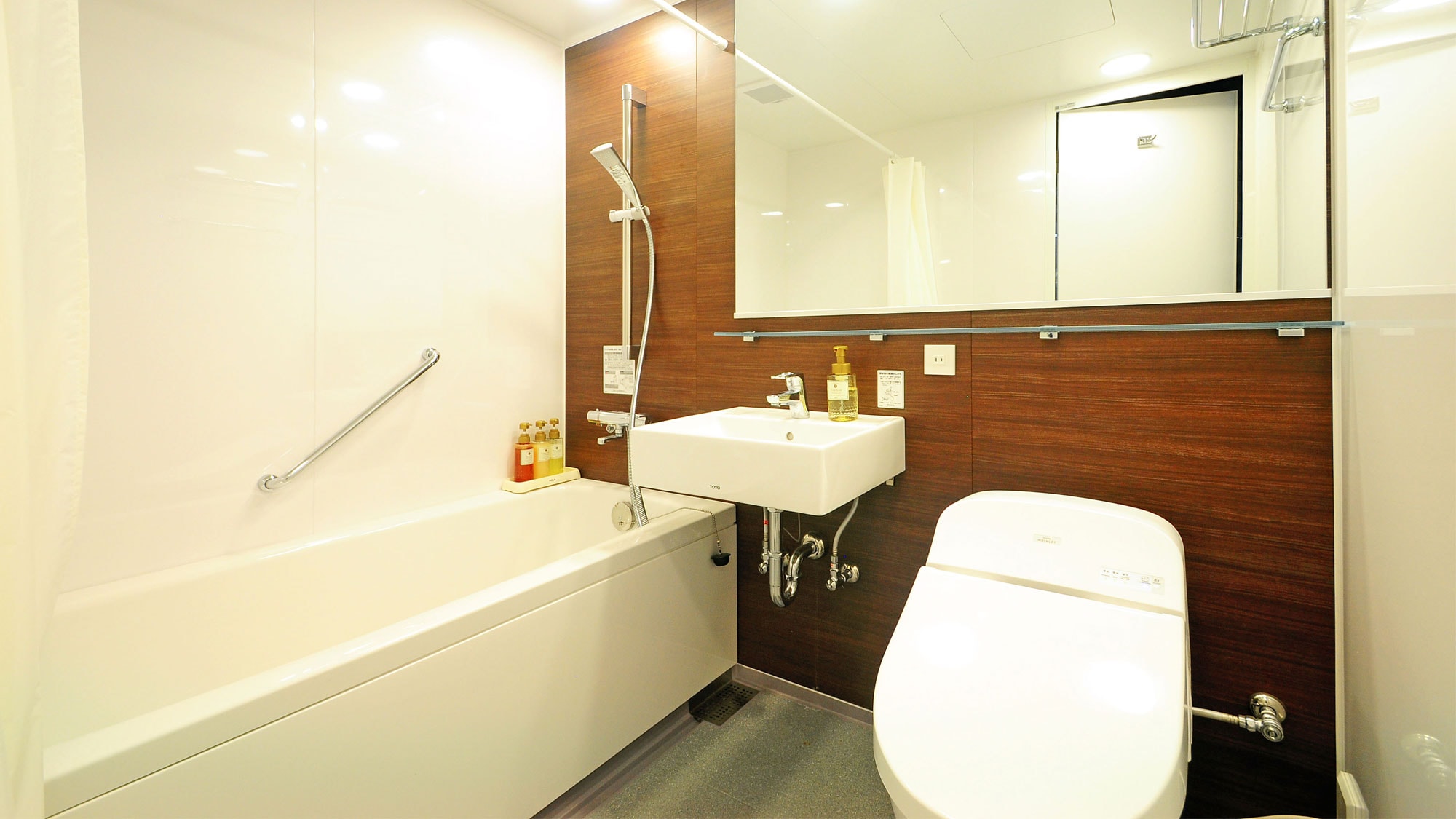 [Japanese and Western rooms] Bathroom with toilet with washing machine