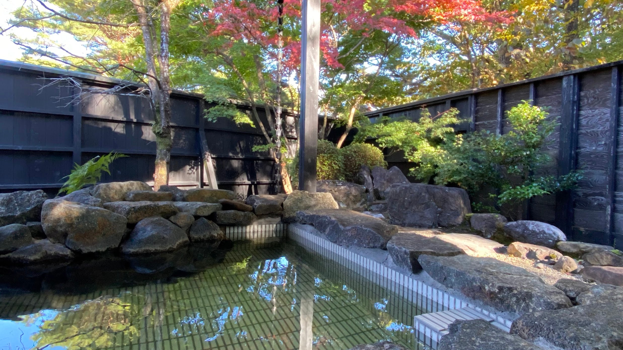 Autumn leaves and open-air bath