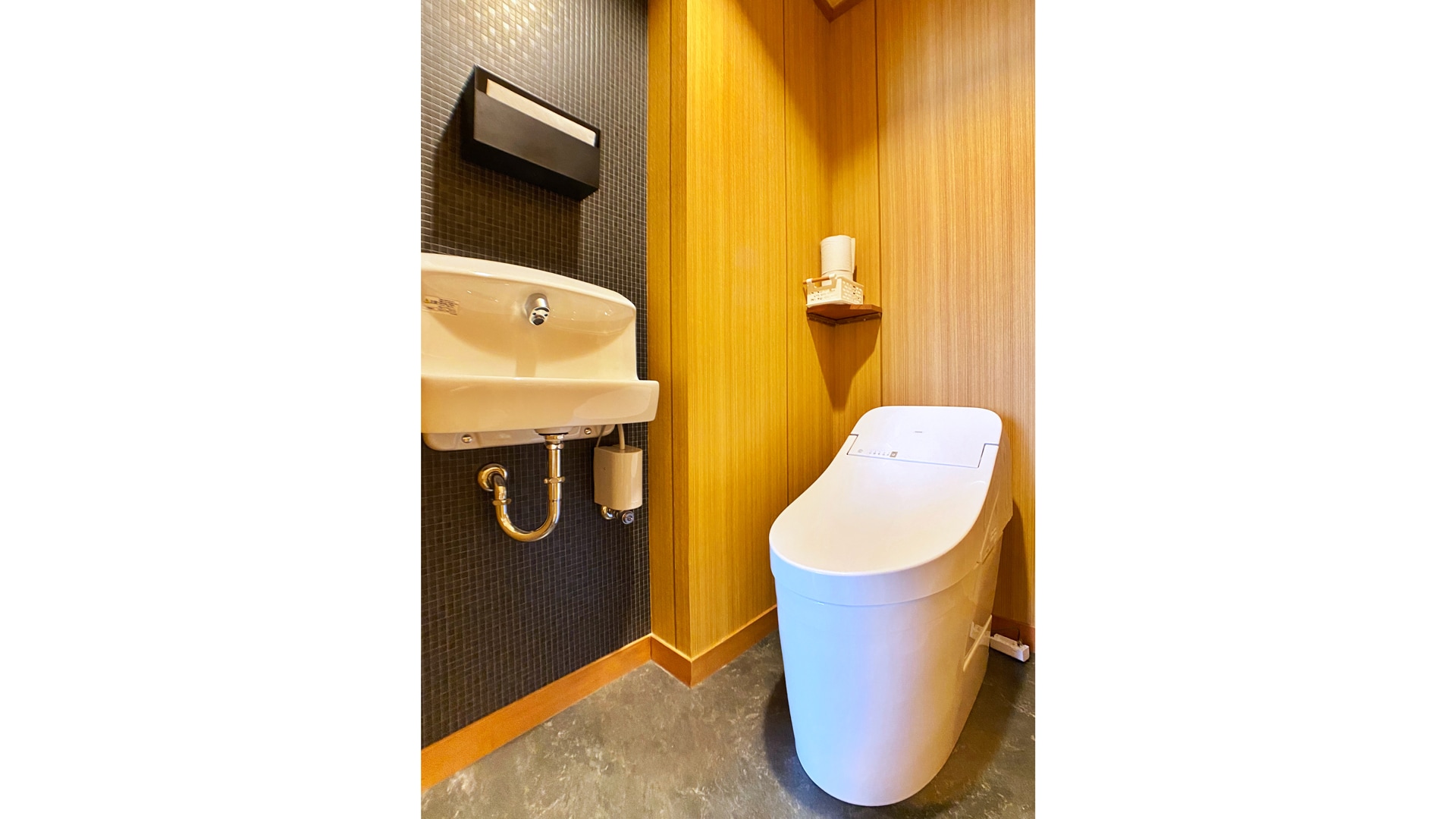 [Japanese-style room 14 tatami mats + 6 tatami mats 2 rooms] Toilet