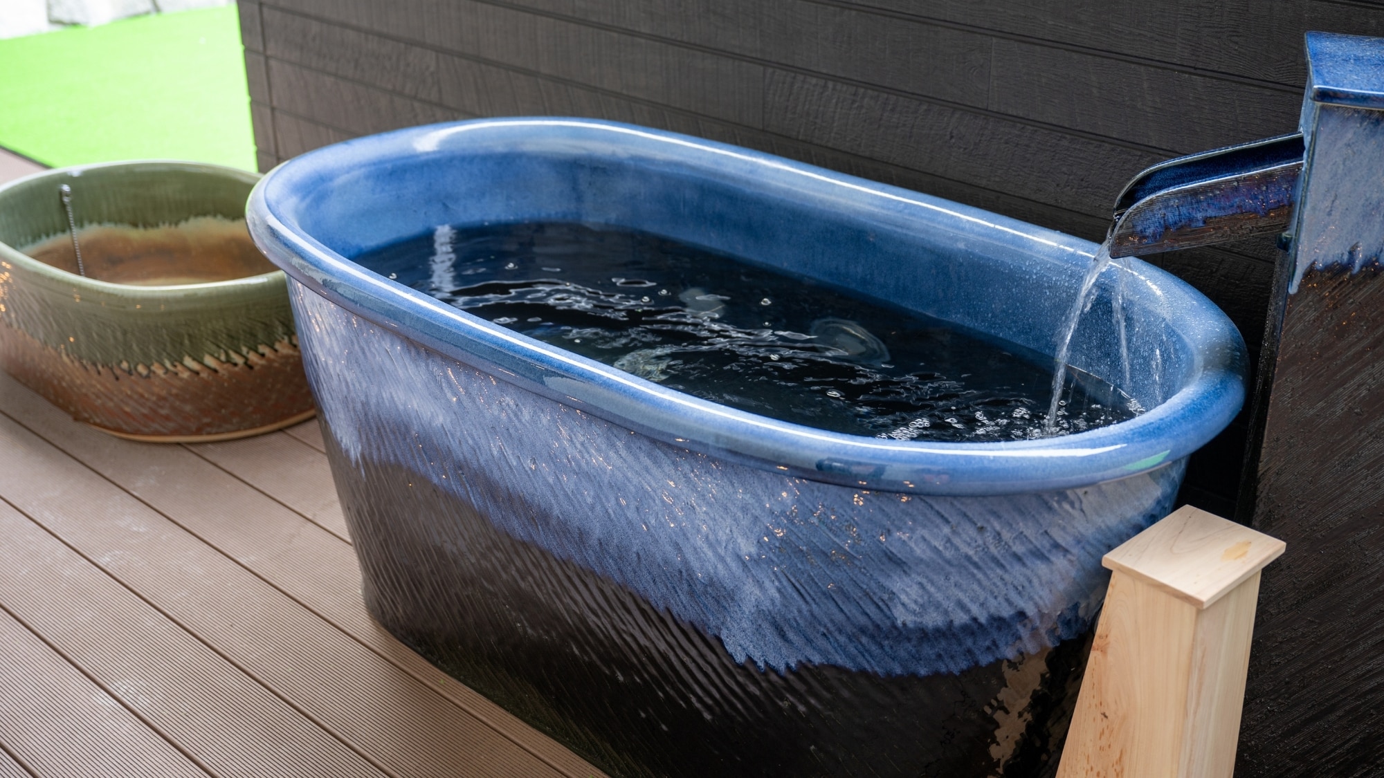 The open-air bath connected to the guest rooms also has a bathtub for cute dogs. Enjoy it with your dog over and over again (example).