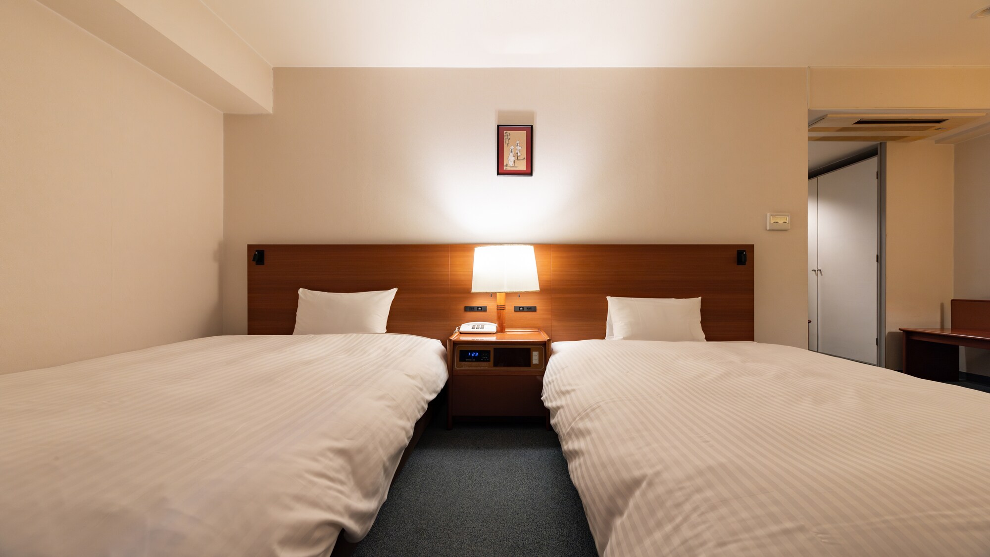 Twin room (semi-double bed x 2)