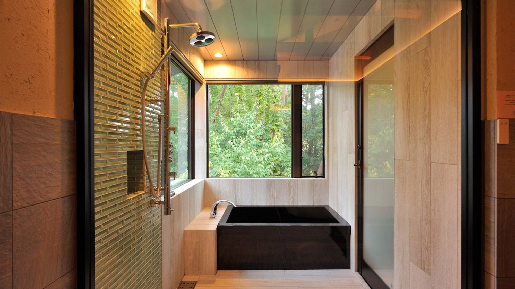 ・ <Superior (Japanese-nagomi-) example> Fresh green and autumn leaves can be seen from the bathroom window.