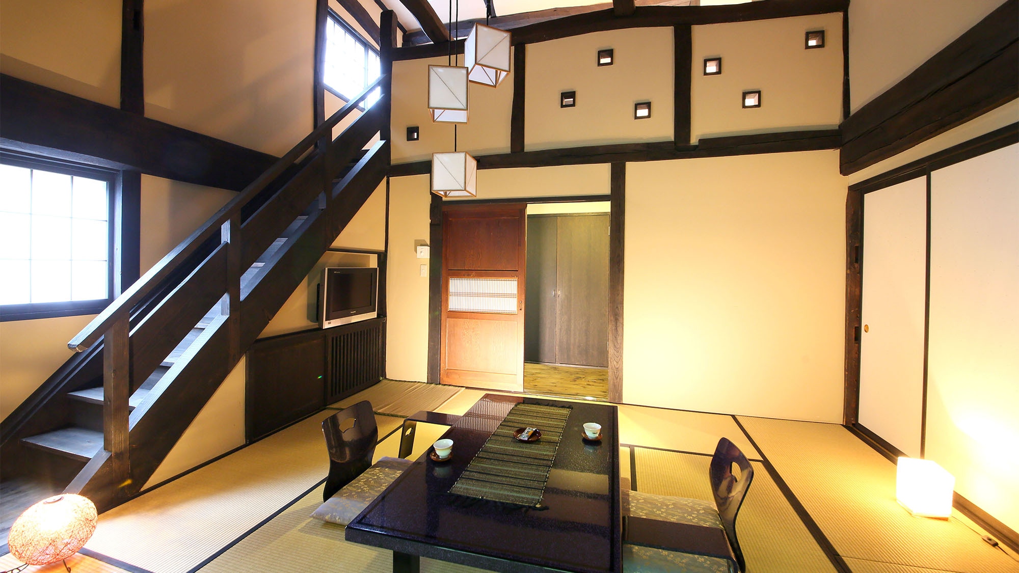 ・[Banka-tei] Shunsen room with an open-air bath. The pillars of an old house give the room a sense of elegance.
