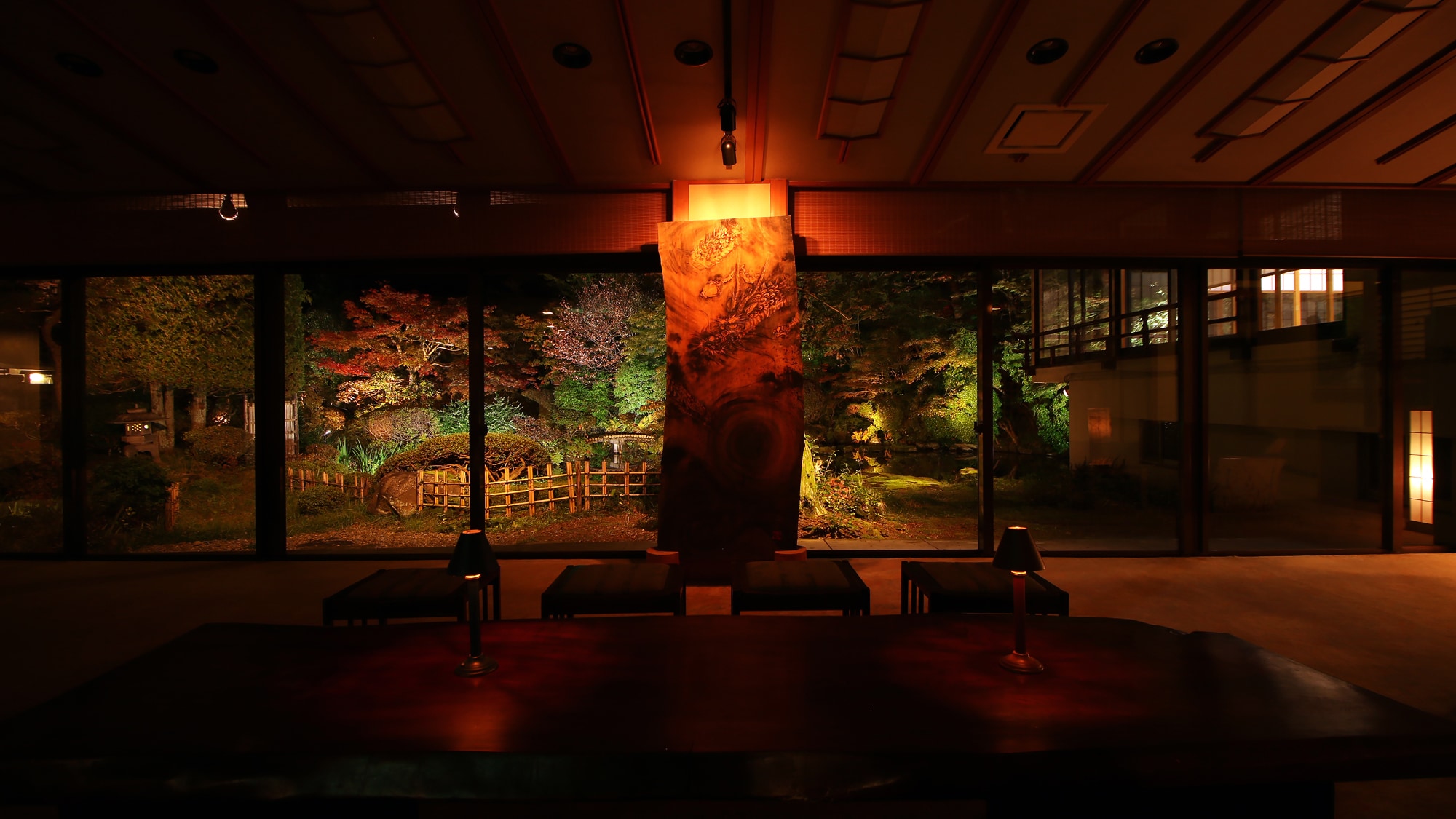 ■[酒店内] 从大厅可以欣赏到花园的全景。夜晚的花园更加美丽。