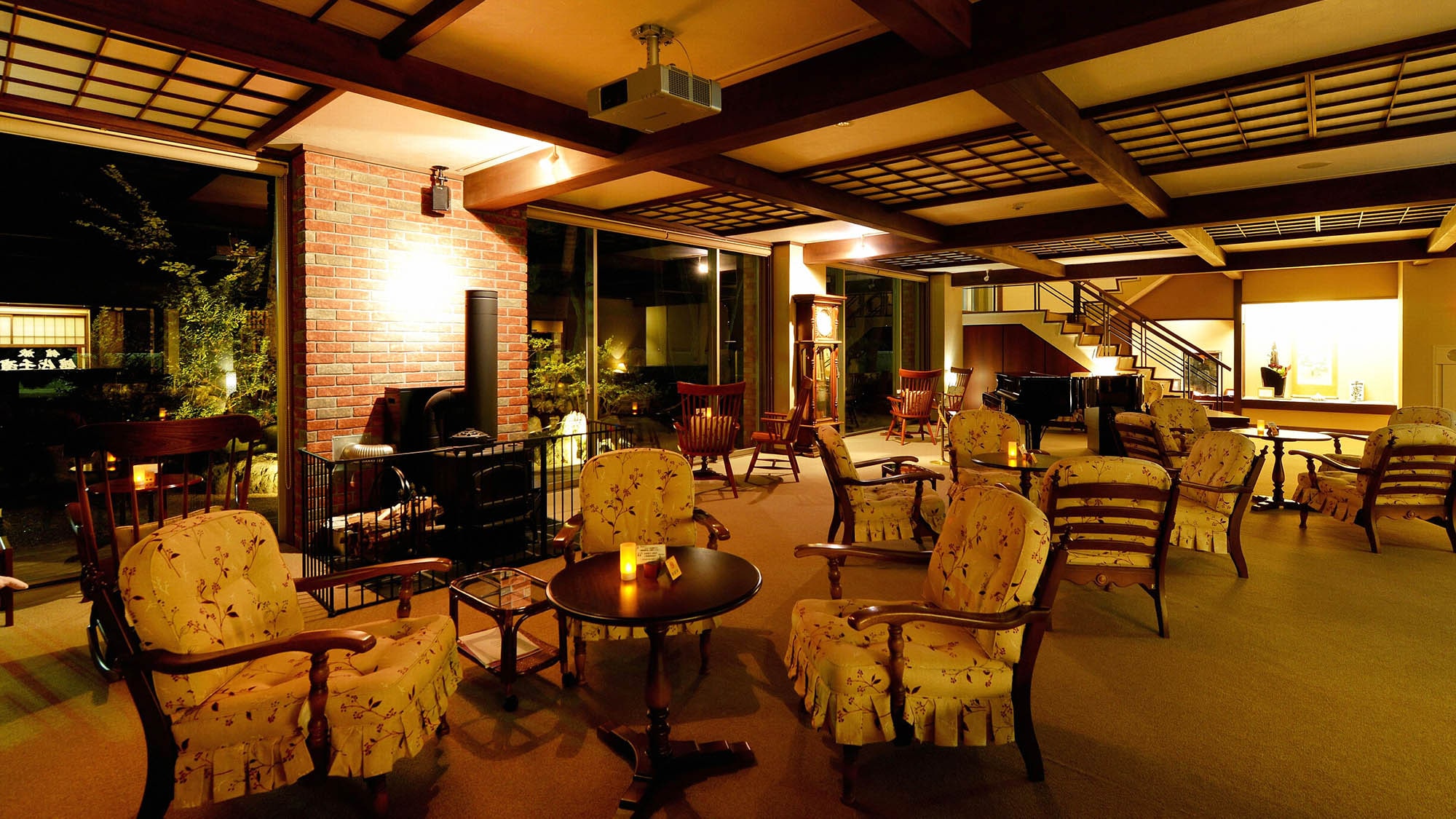 ・Lobby: A large antique clock, fireplace, and grand piano create a stately atmosphere.