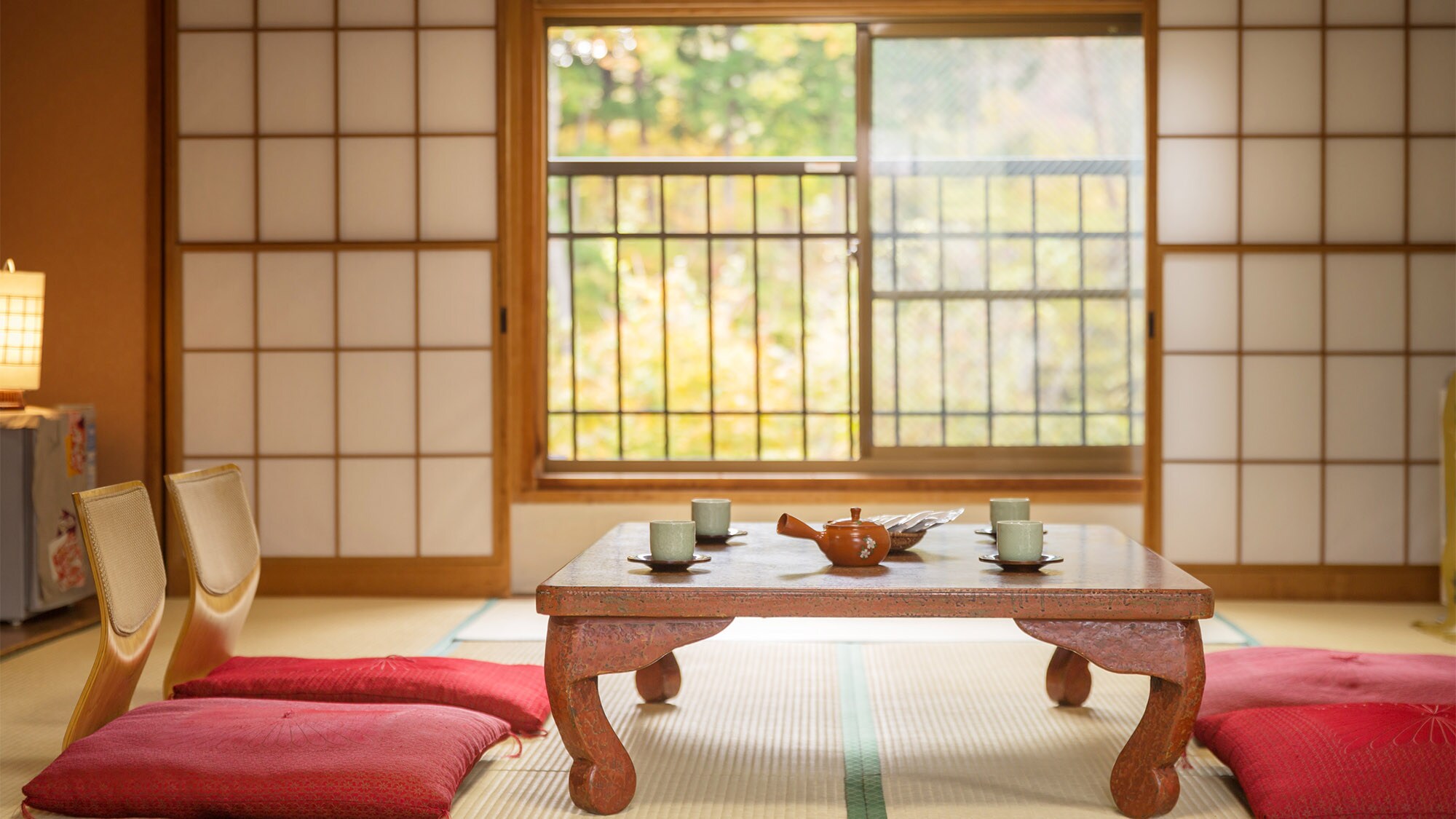 ・ [Example of guest room] A room with a feeling of liberation where you can see beautiful autumn leaves in autumn.
