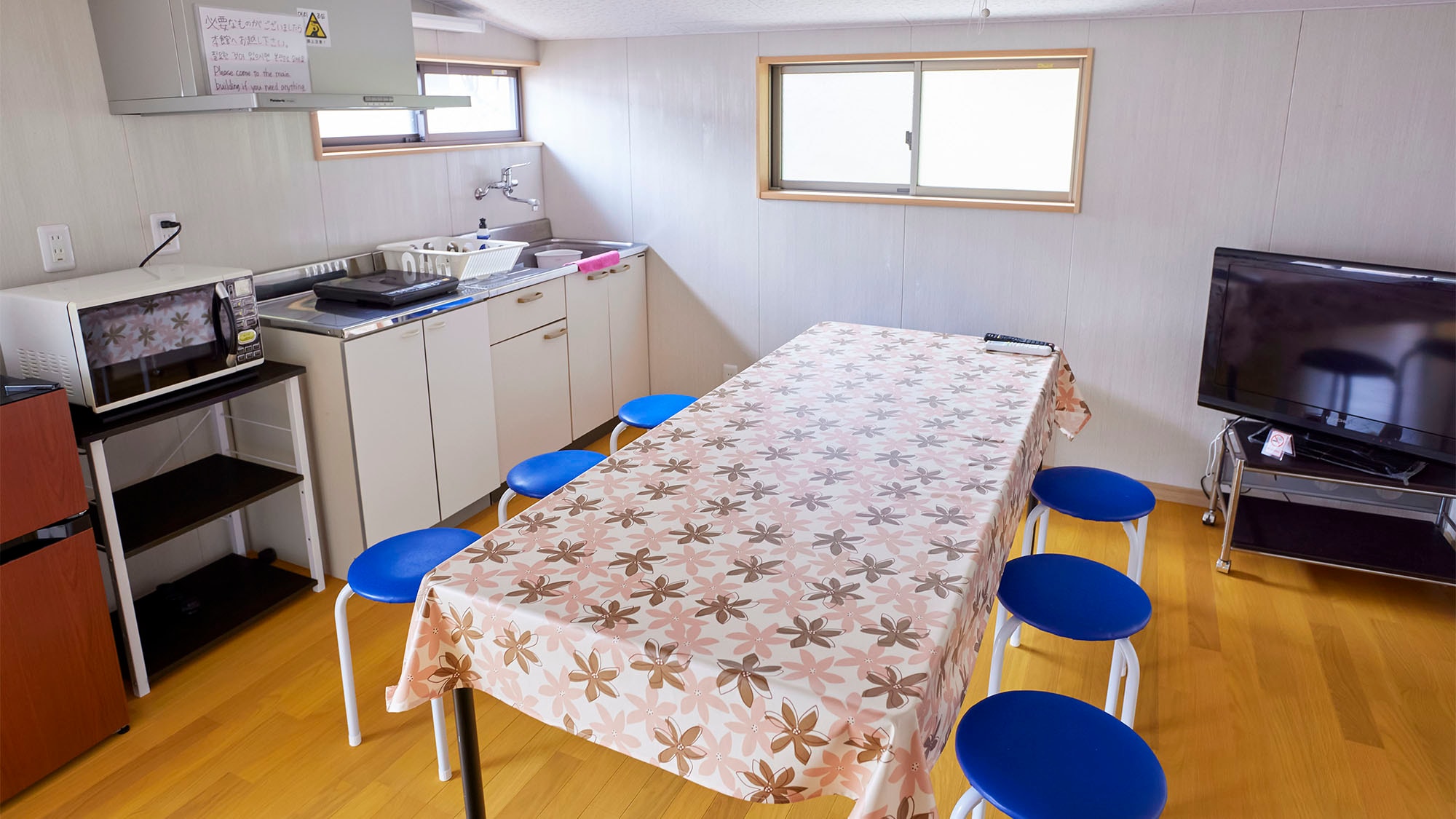 [Dapur / ruang makan] Anda dapat menikmati makanan Anda di sini.