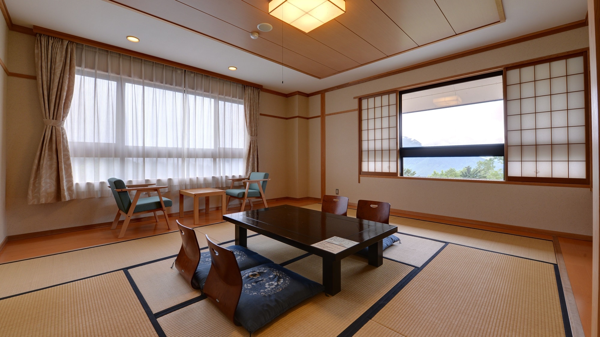 *Example of a 10 tatami room with bathroom and toilet/view of either the Central Alps or the Southern Alps