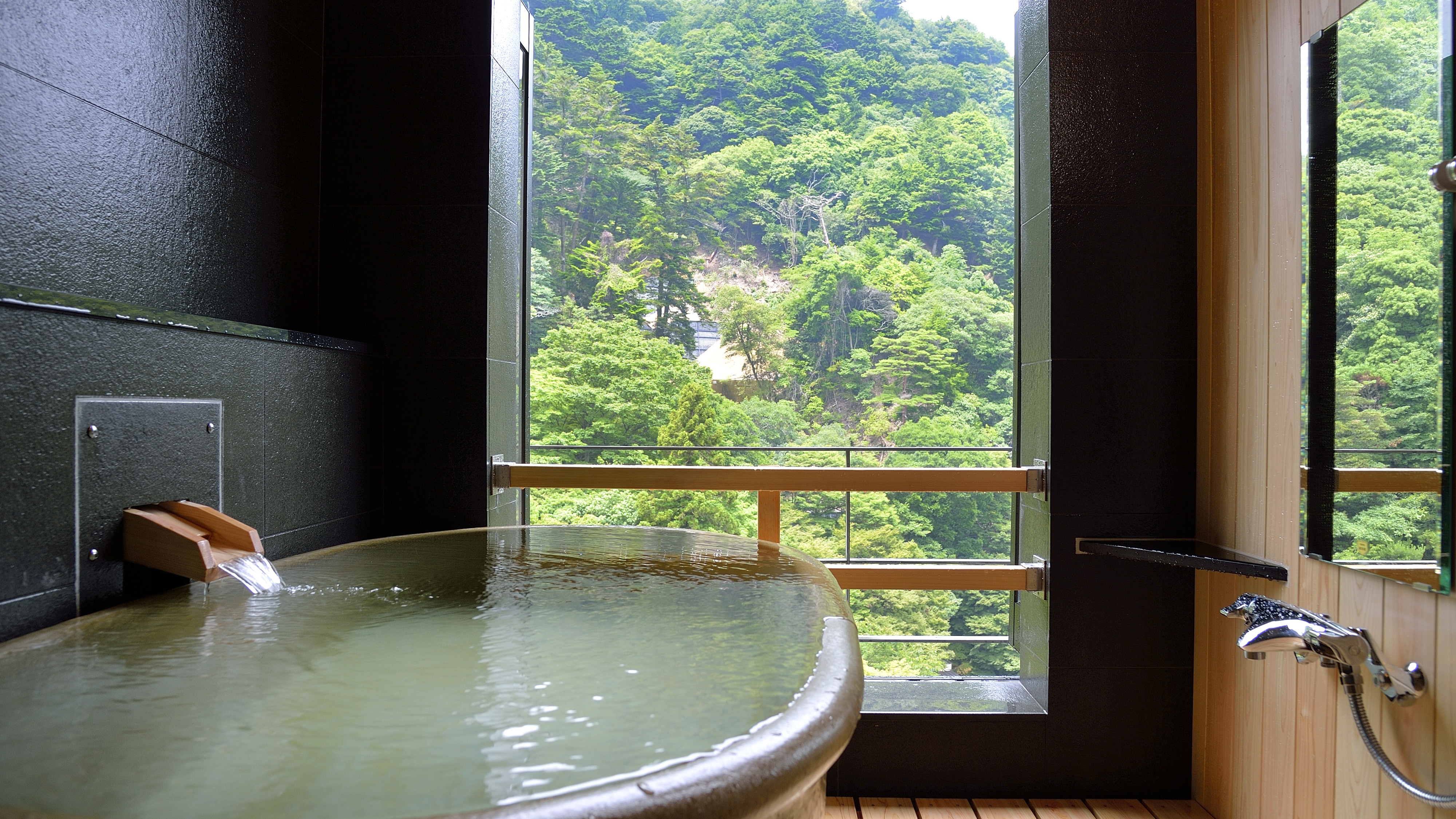[Top floor] Guest room with a superb view of the open-air bath ◆ Japanese-style room 12 tatami mats + wide rim (7㎡): Capacity 2-5 people