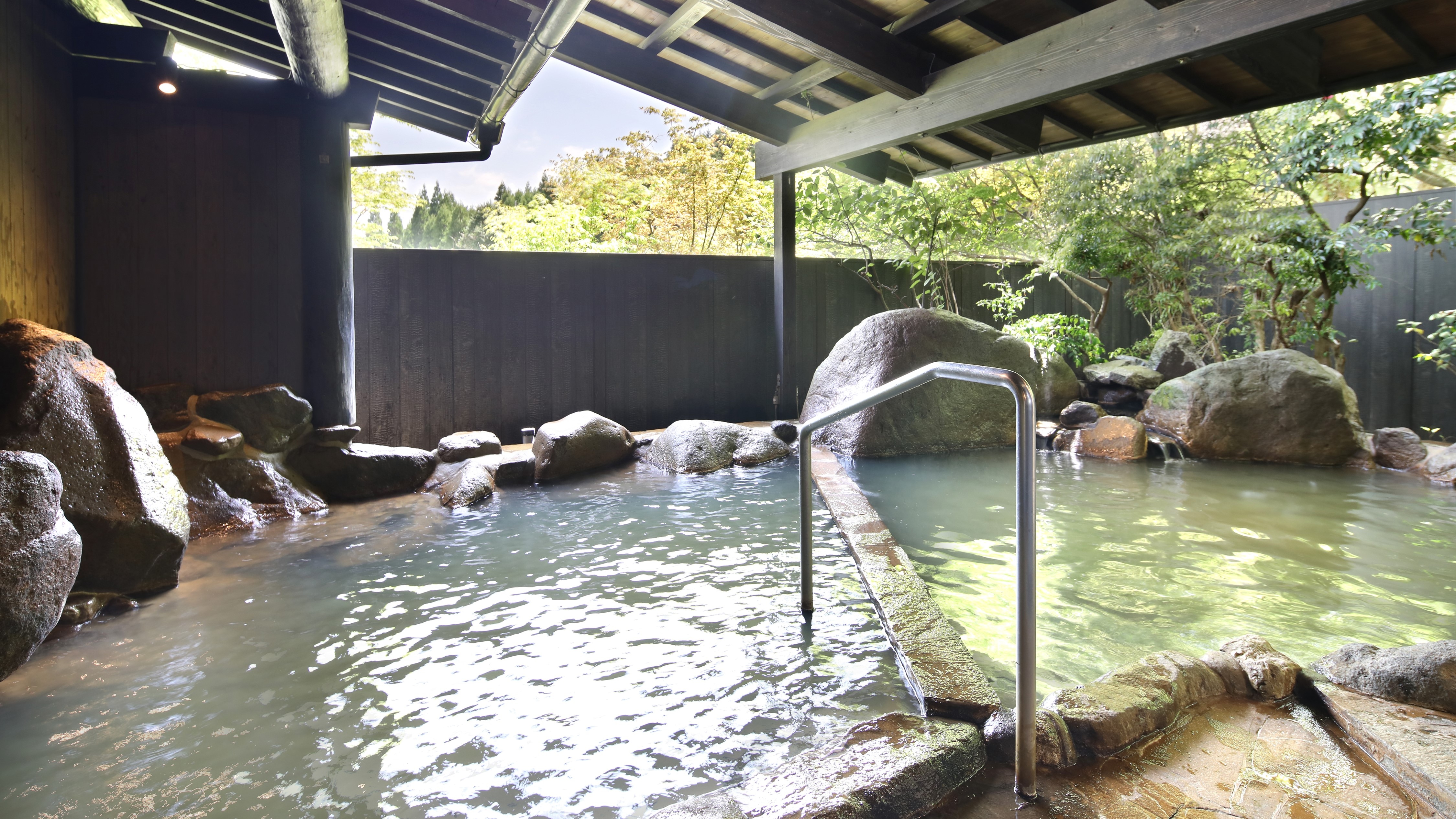 Large public bath, men's bath, open-air bath with a roof