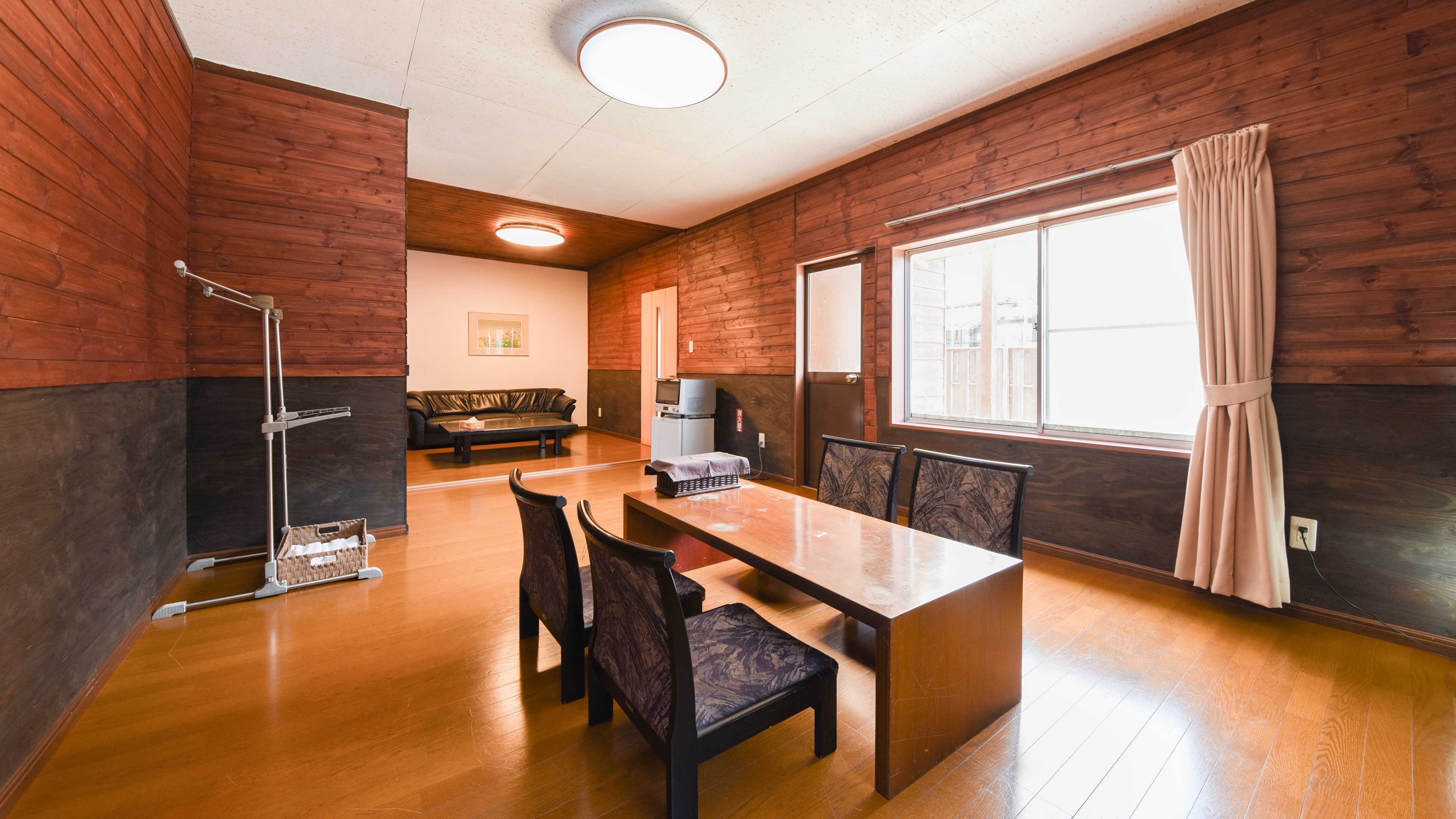 *Cottage with a dog run/sofas and chairs for relaxing during your stay