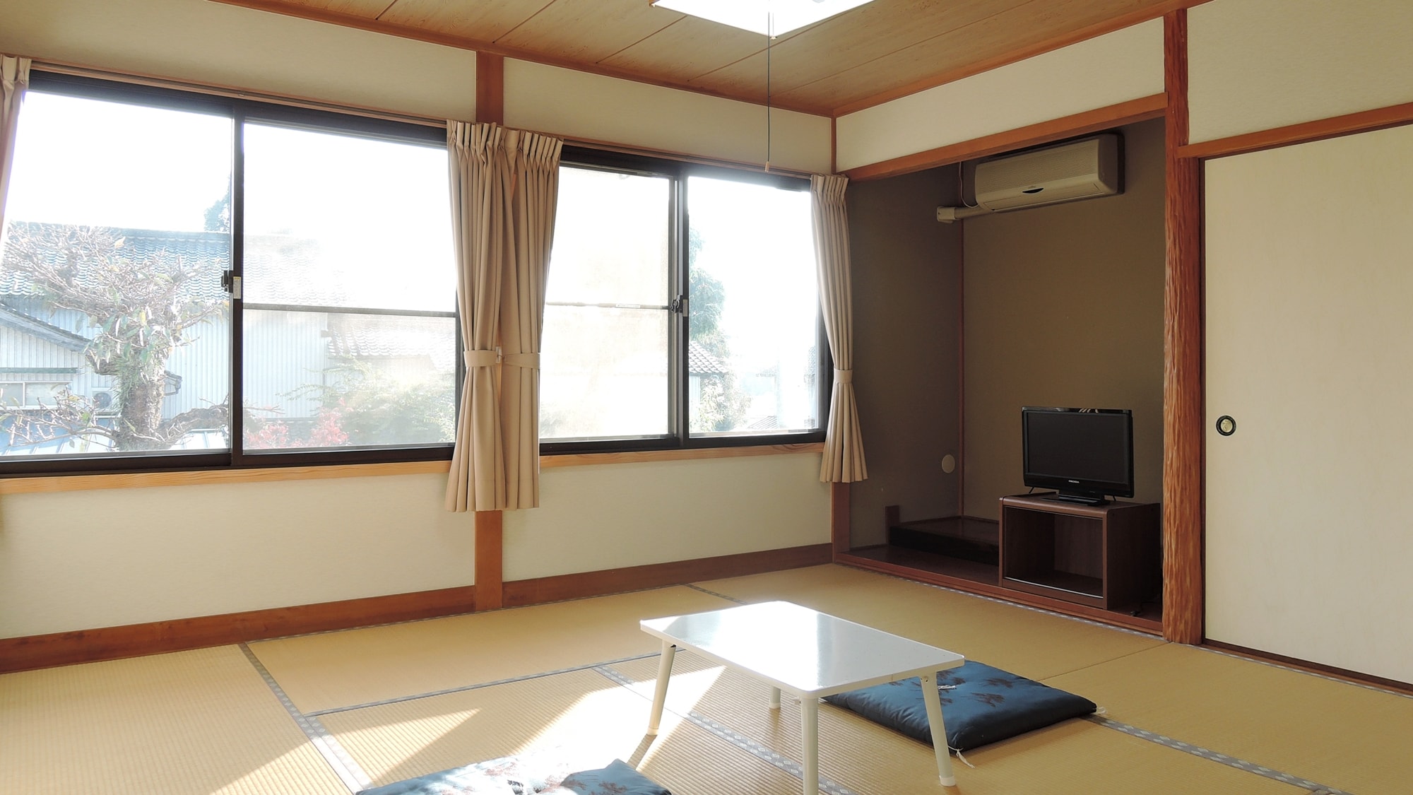 *[Room example] We will provide rooms of 6 to 10 tatami mats according to the number of people booking.