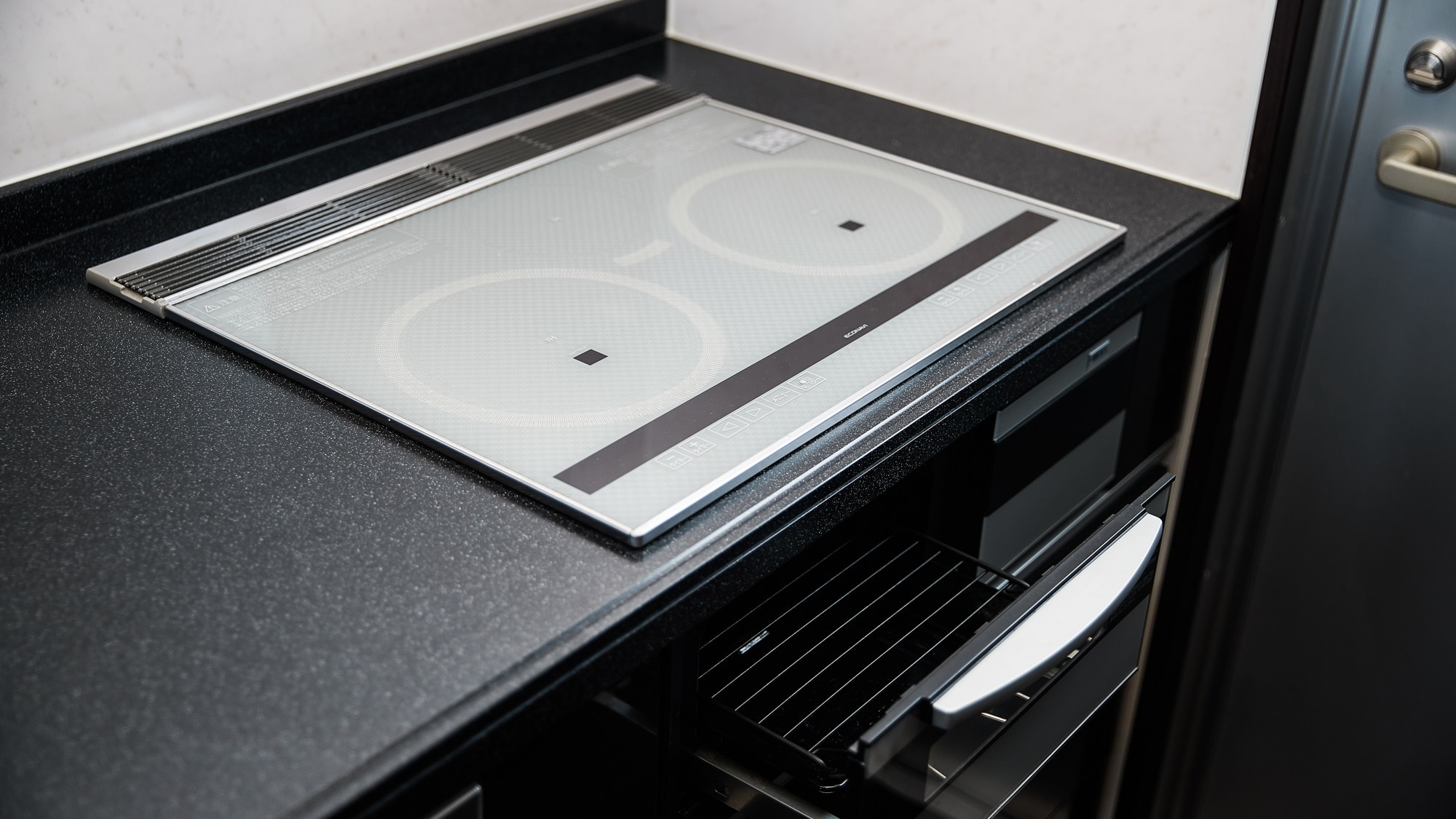 [Deluxe Suite] State-of-the-art system kitchen. In the face-to-face kitchen, you can enjoy cooking time as a memory of your trip.