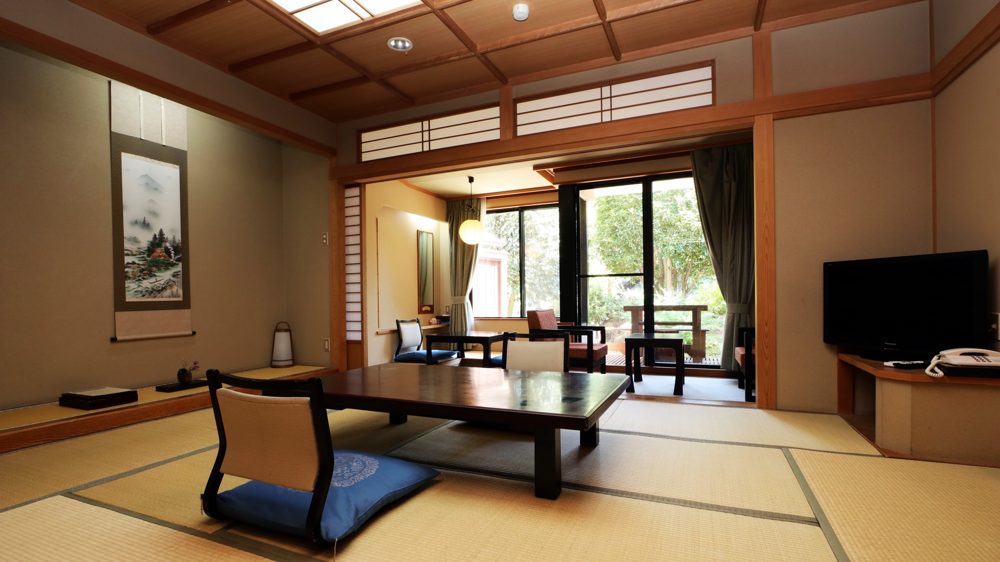 *Guest Rooms_Chikuma◆Japanese-style room with 10 tatami mats and spacious veranda
