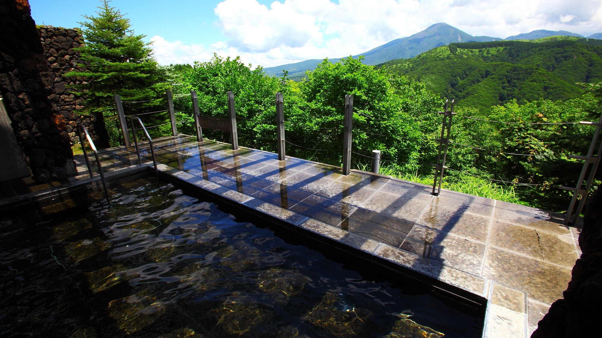 [Open-air Observation Bath] Relax your body and mind surrounded by nature ♪