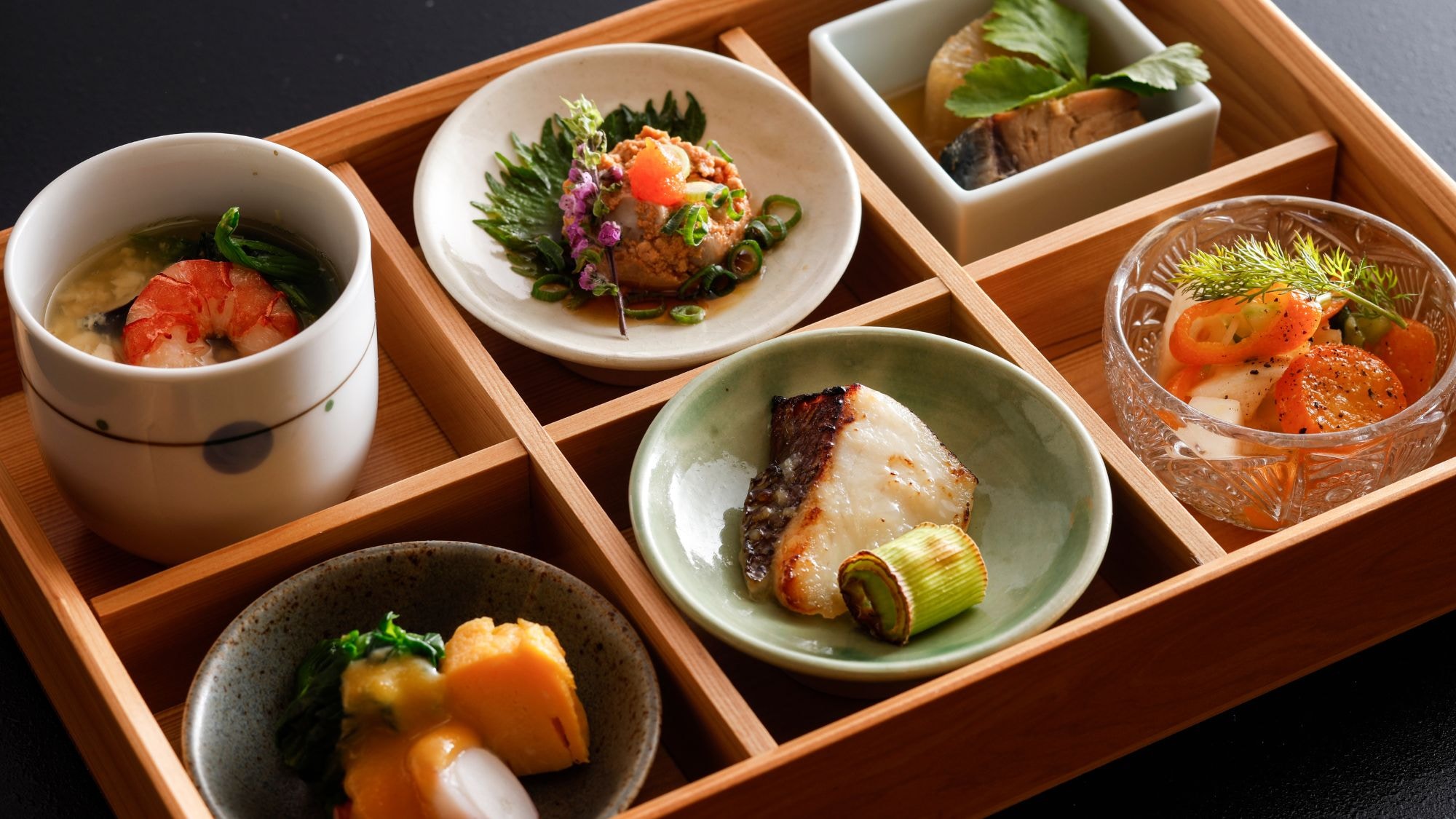 鳥取縣山海的饋贈濃縮於六道菜餚之中。這款奢華的「六道菜套餐」讓您以小份量盡享繽紛時令風味。 / 範例