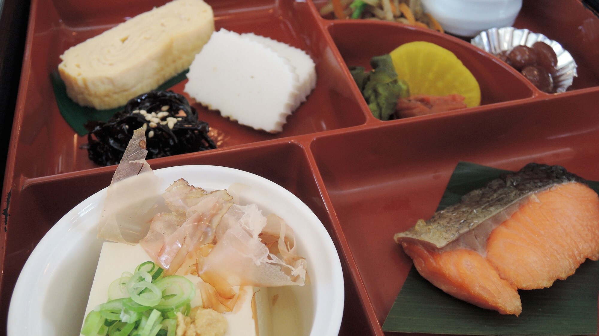 * [Breakfast example] A breakfast that considers the nutritional balance centered on Japanese food.