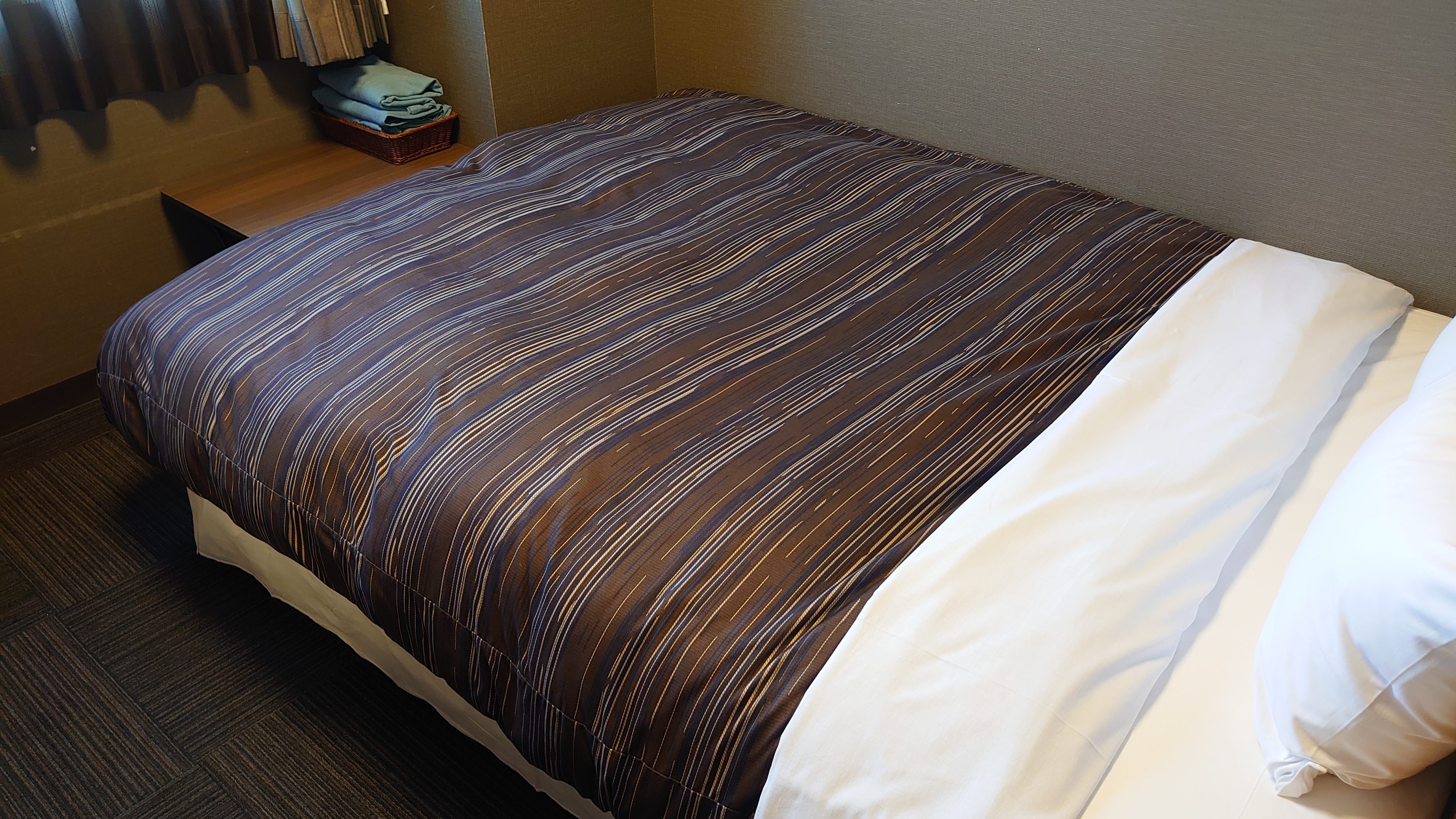 싱글 룸 침대 사이즈 140×196(cm) 여유롭게 이용하실 수 있습니다.