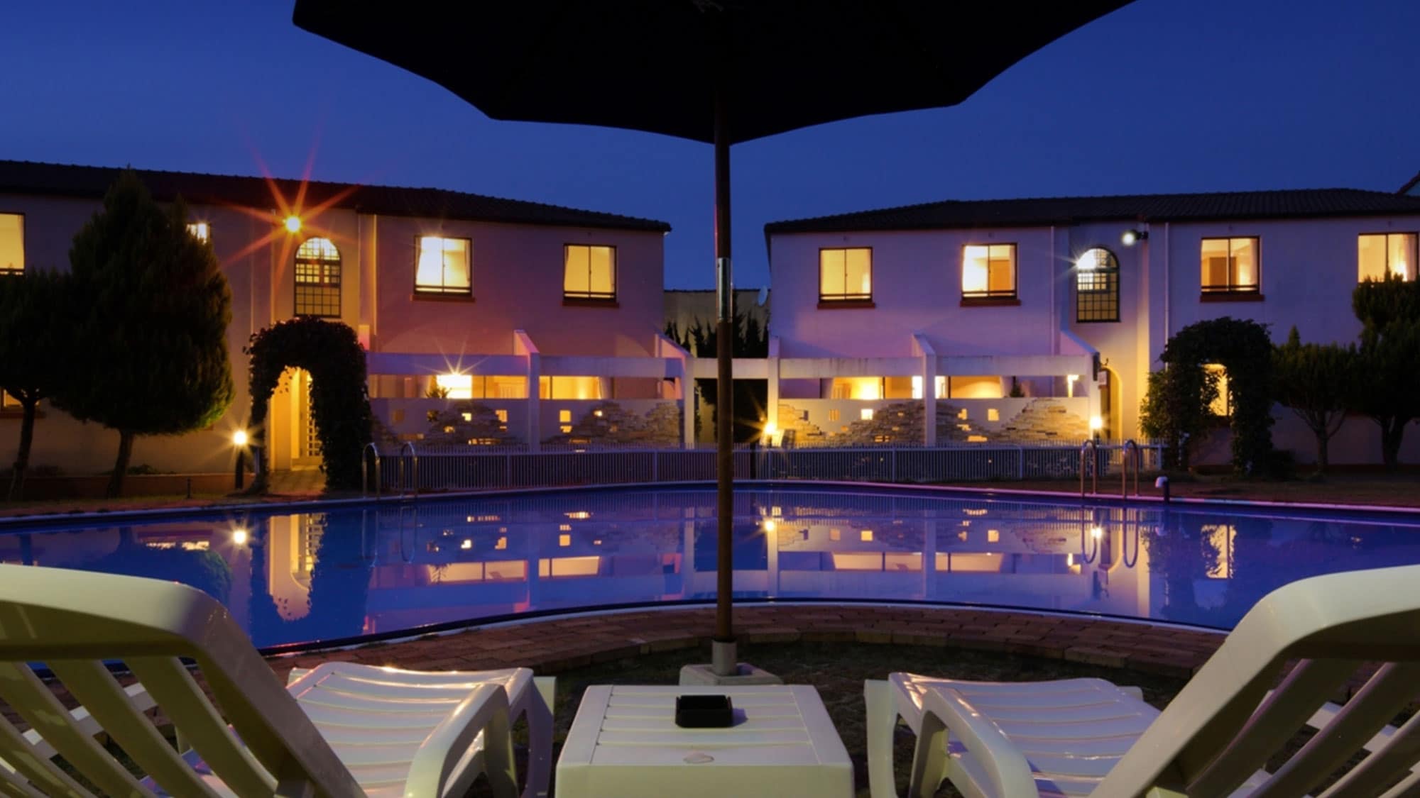 When night falls on the heart-shaped pool