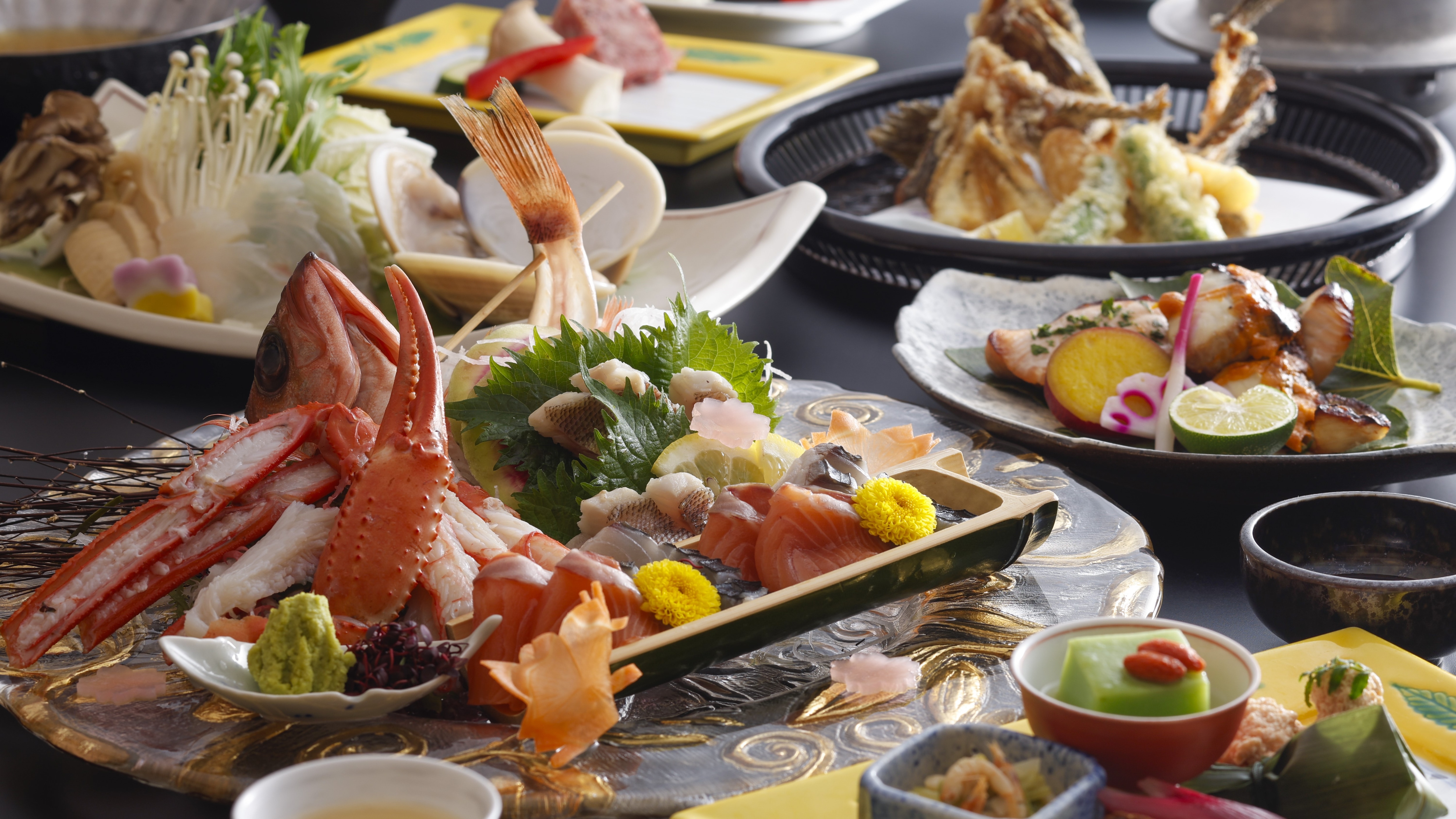 [Betsuyu Spring Cuisine] Two-tone grilled bamboo shoots and cherry salmon, Haruka hotpot with clams and sea bream, Tajima beef sirloin steak, and deep-fried rockfish!