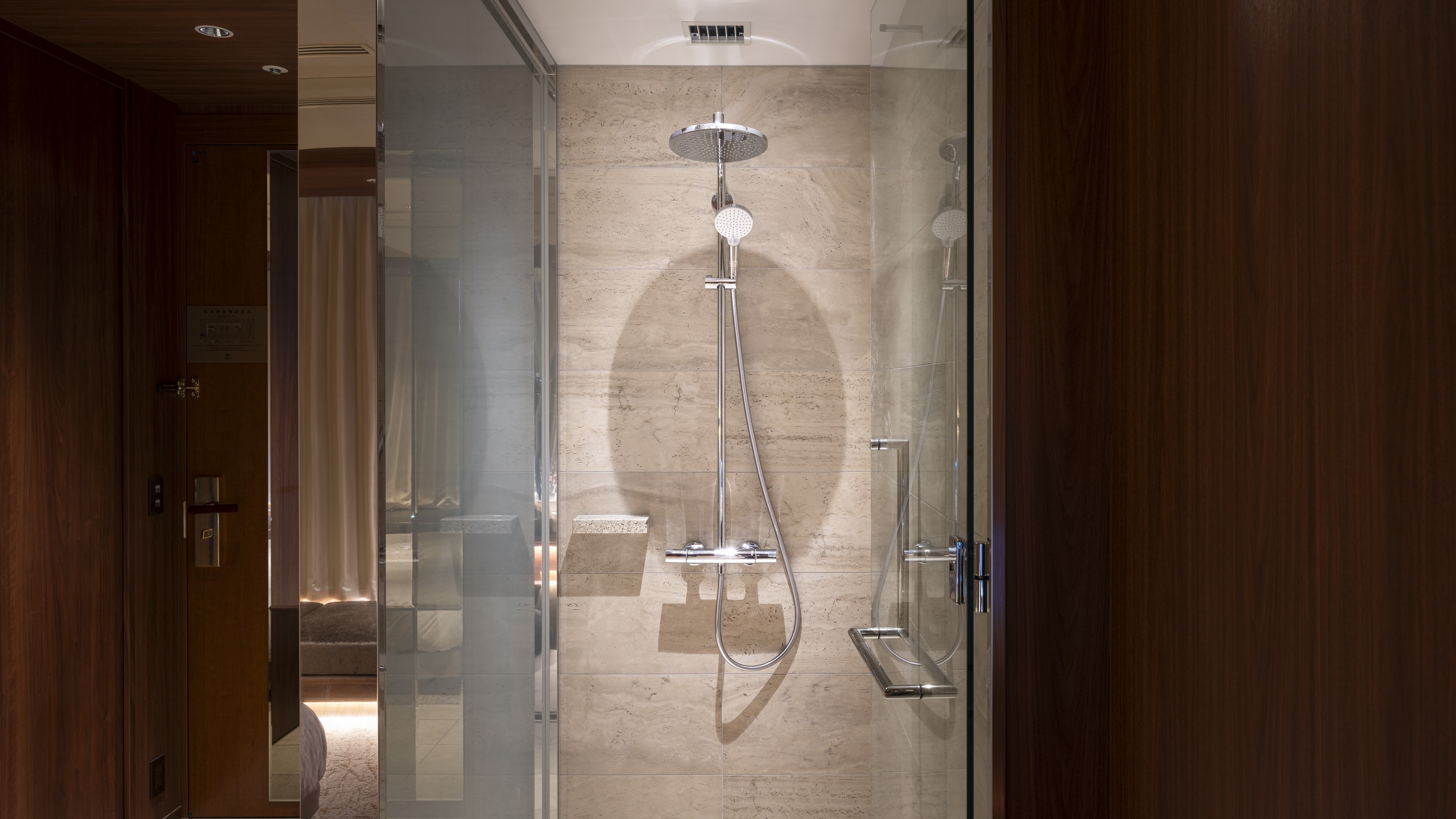 디럭스 킹, 디럭스 트윈 샤워 부스