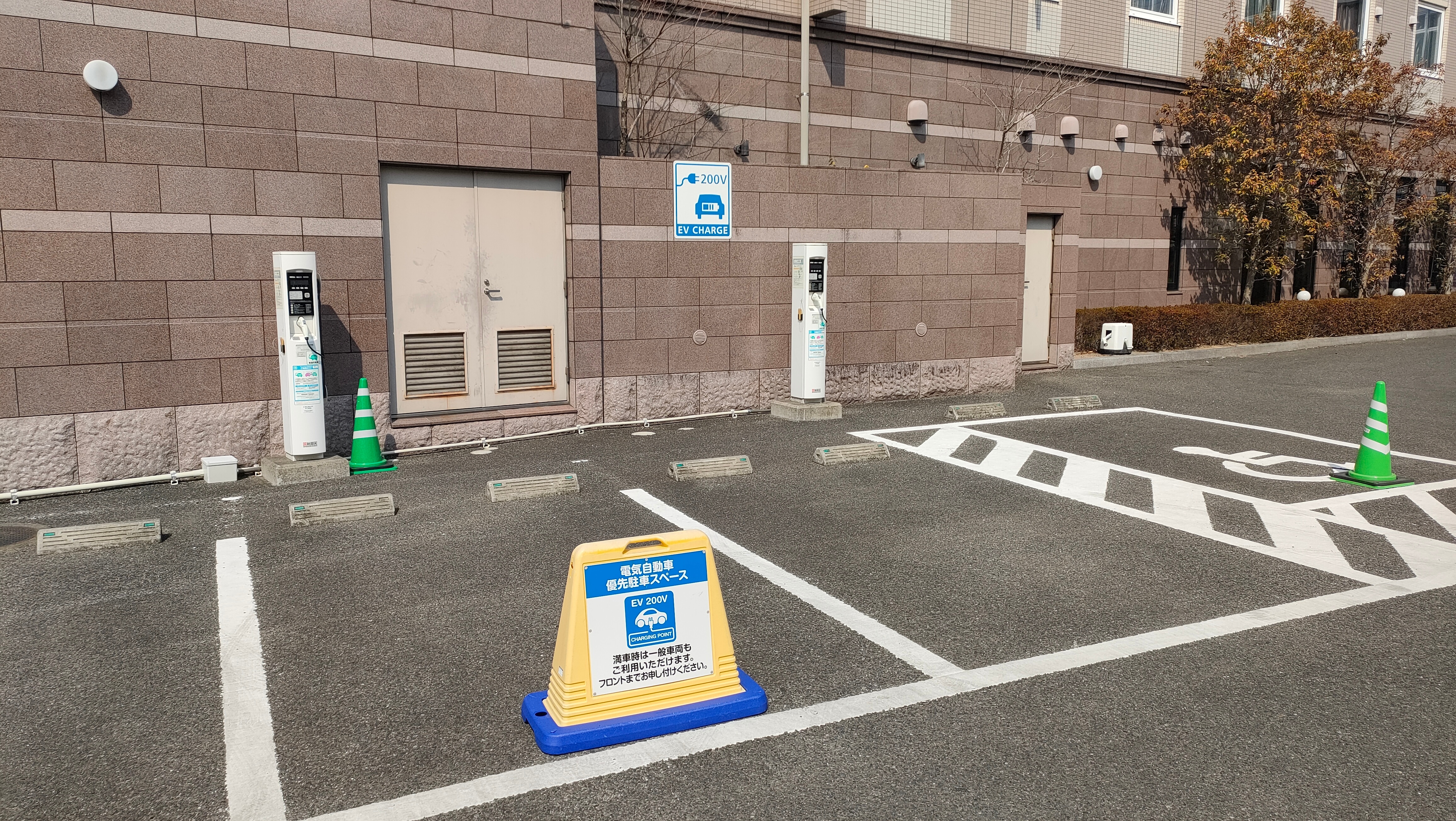 Electric vehicle charging station