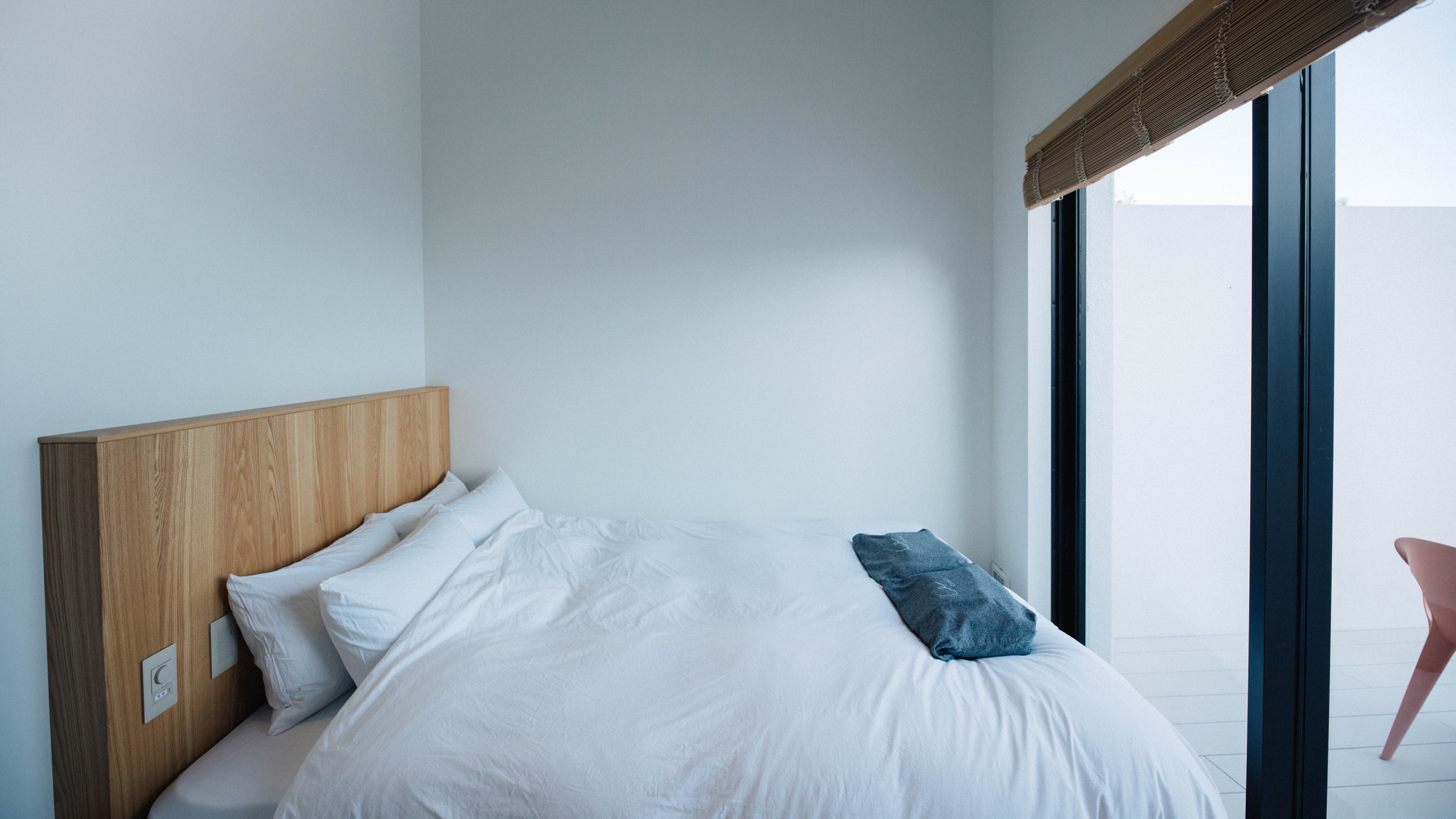 [Double Room] The double bed is placed facing the sea, so you can see the sea from your bed first thing in the morning.