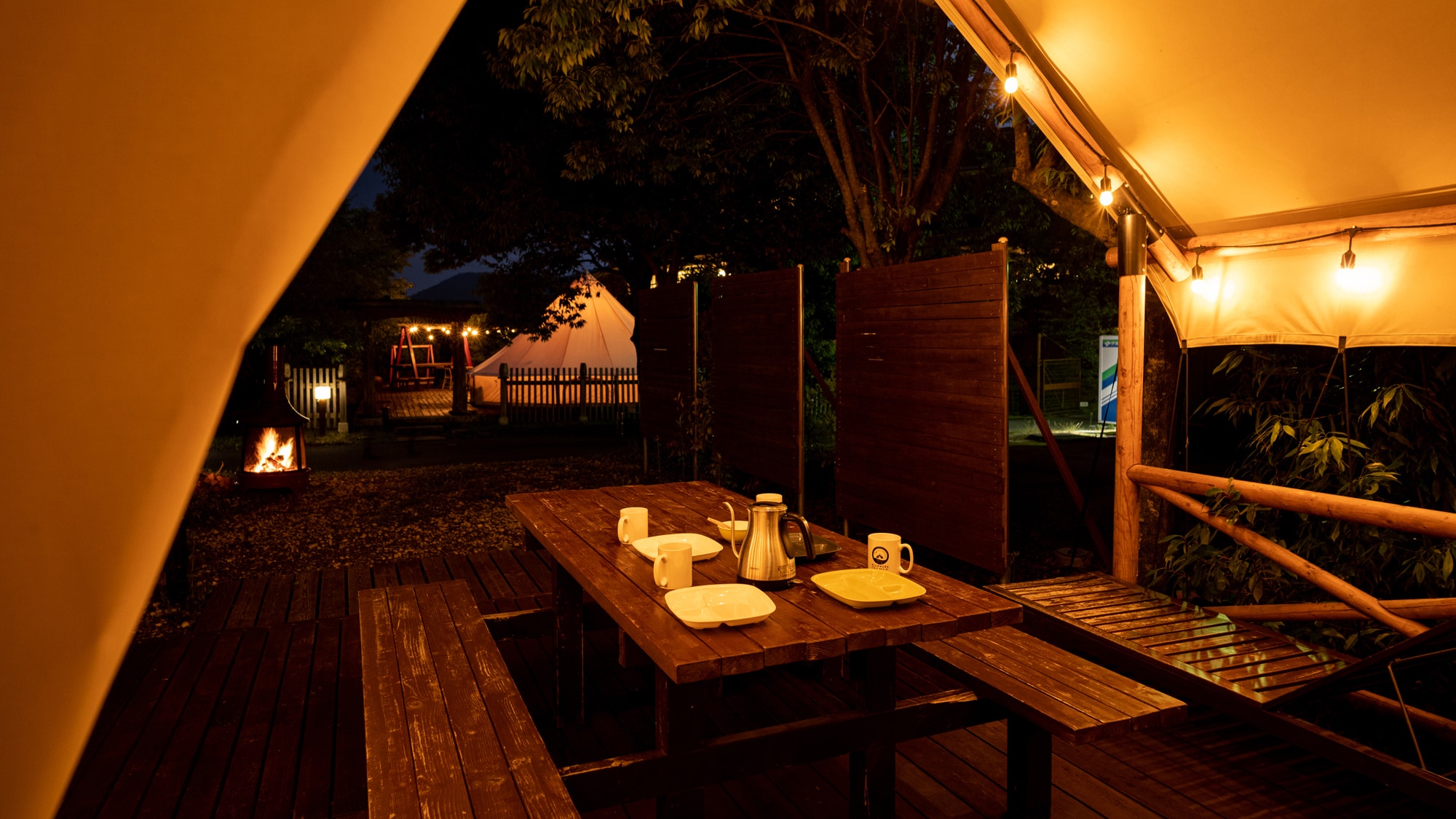 [Meteor] Enjoy a pleasant time while gazing at the mountains and river in front of you from the open wooden deck.