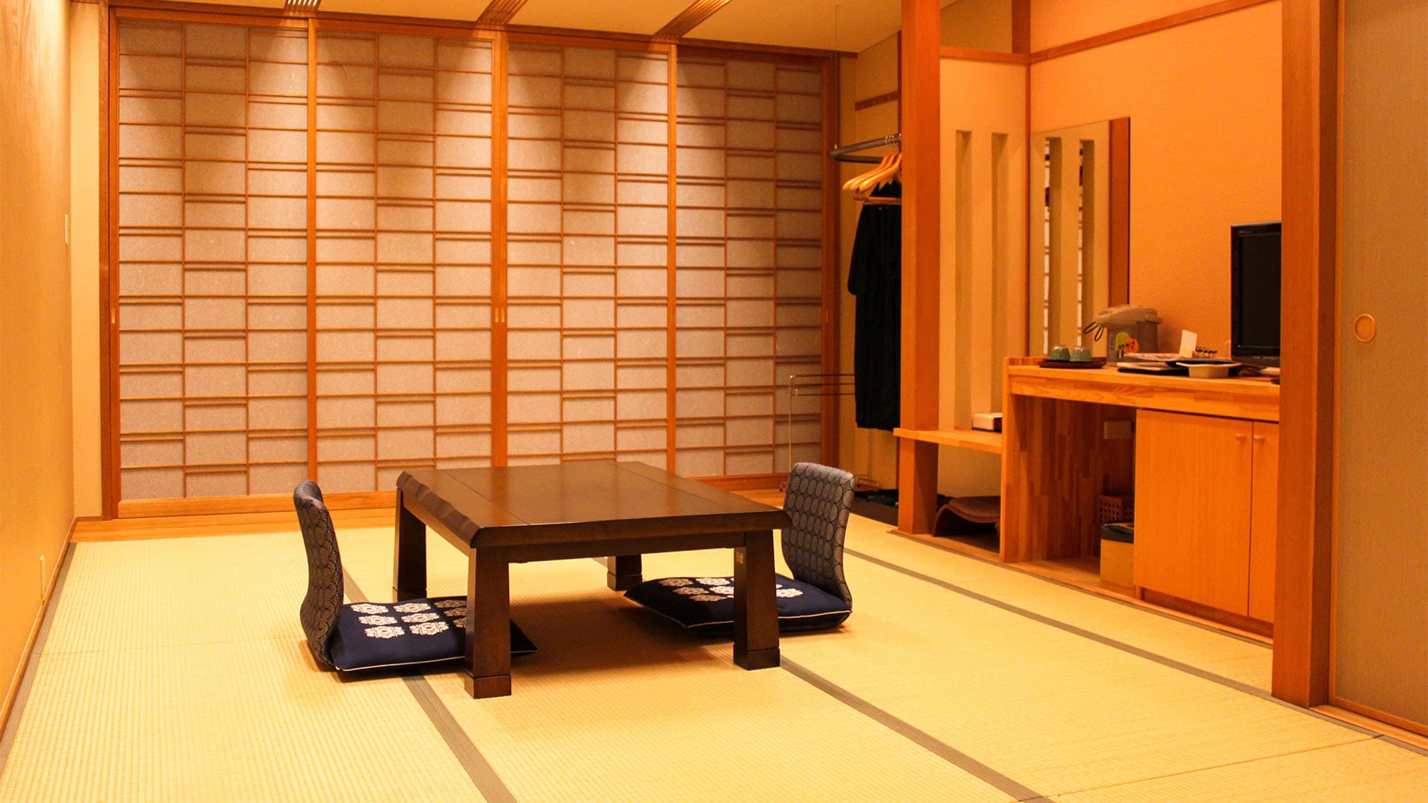 ・＜Japanese-style room＞Stretch your legs and relax