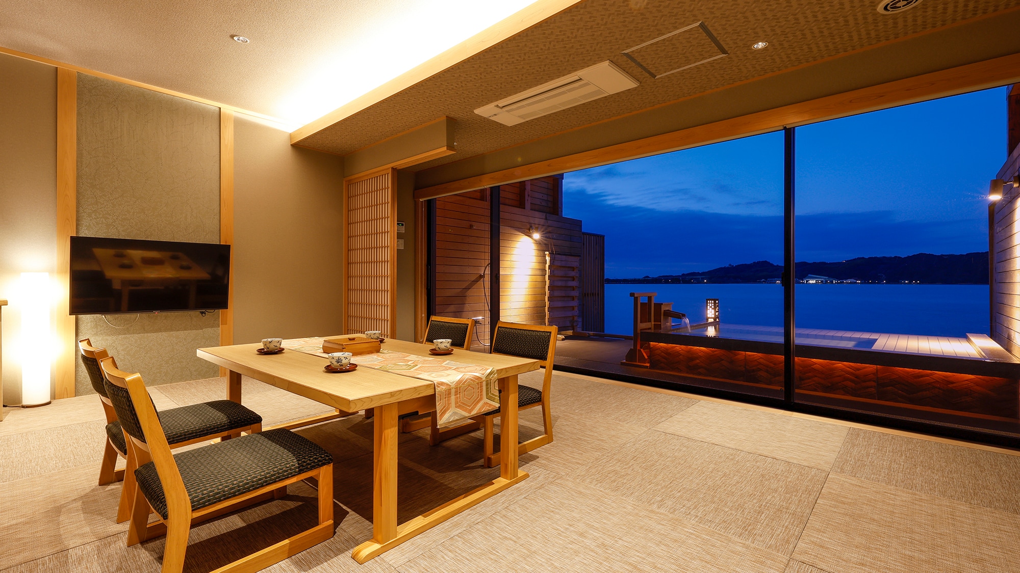 [Bizen 1 - Japanese-style room 15 tatami mats] While watching the stars on the deck.